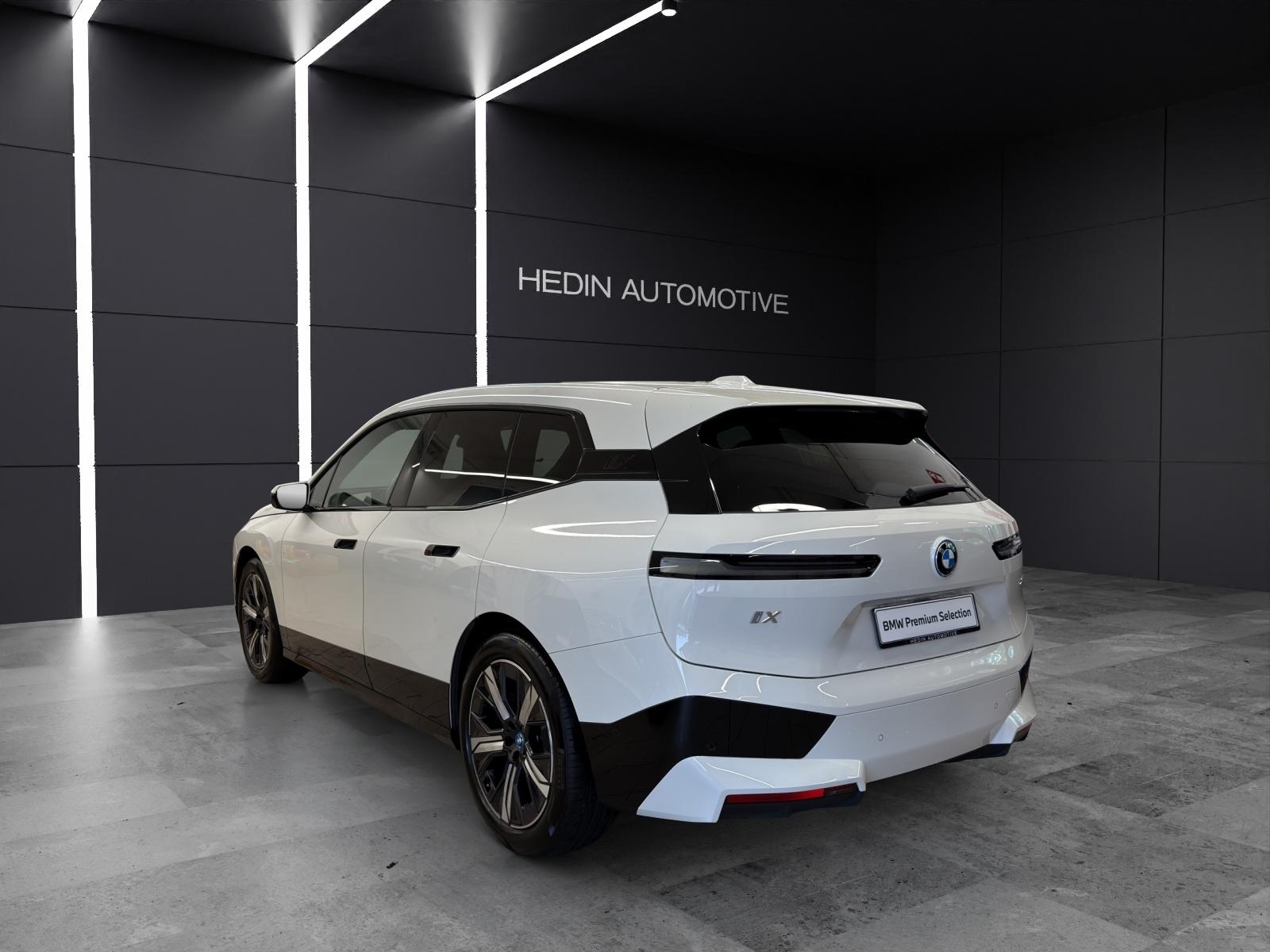 BMW iX xDrive40-showroom-element-2