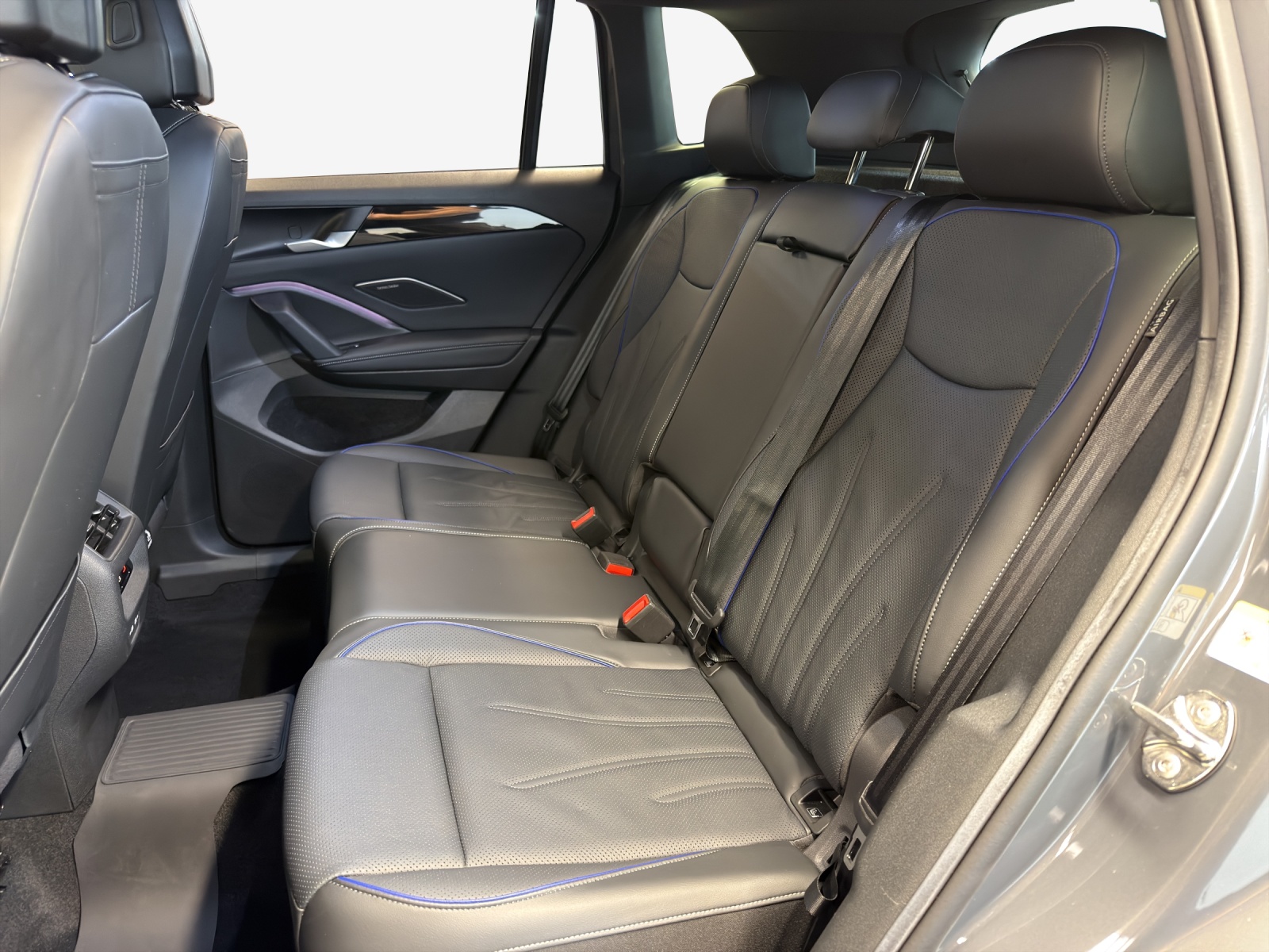 VW Tiguan 2.0 TDI SCR R-Line 4Motion DSG-image-11