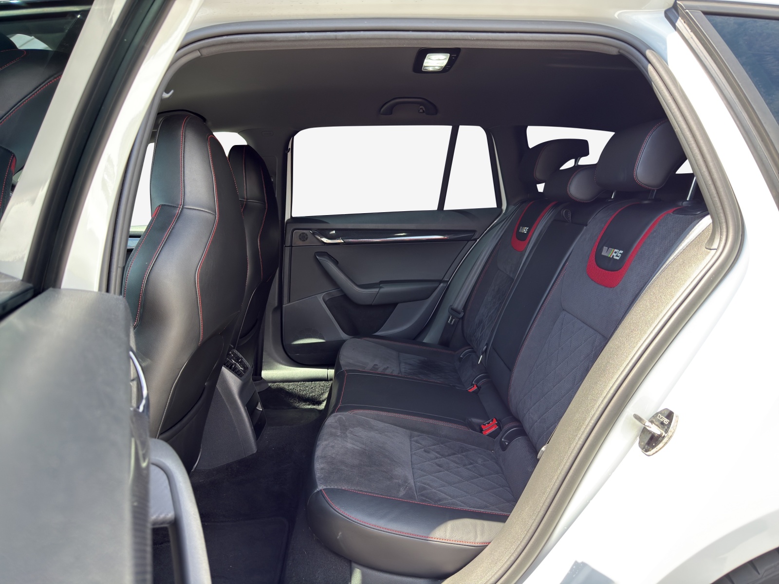 SKODA Octavia Combi 2.0 TDI RS 4x4 DSG-image-11