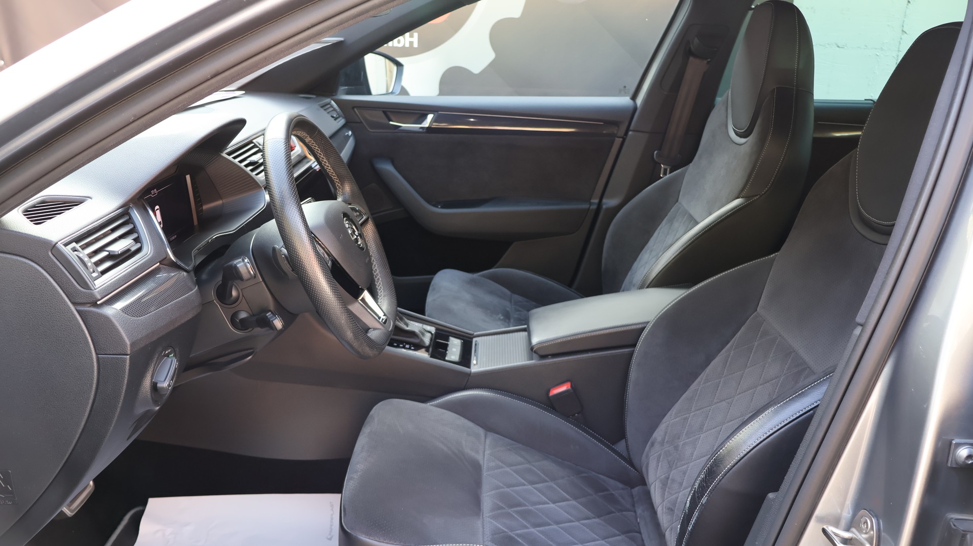 SKODA Superb Combi 2.0 TDi SportLine+ 4x4 DSG-image-16