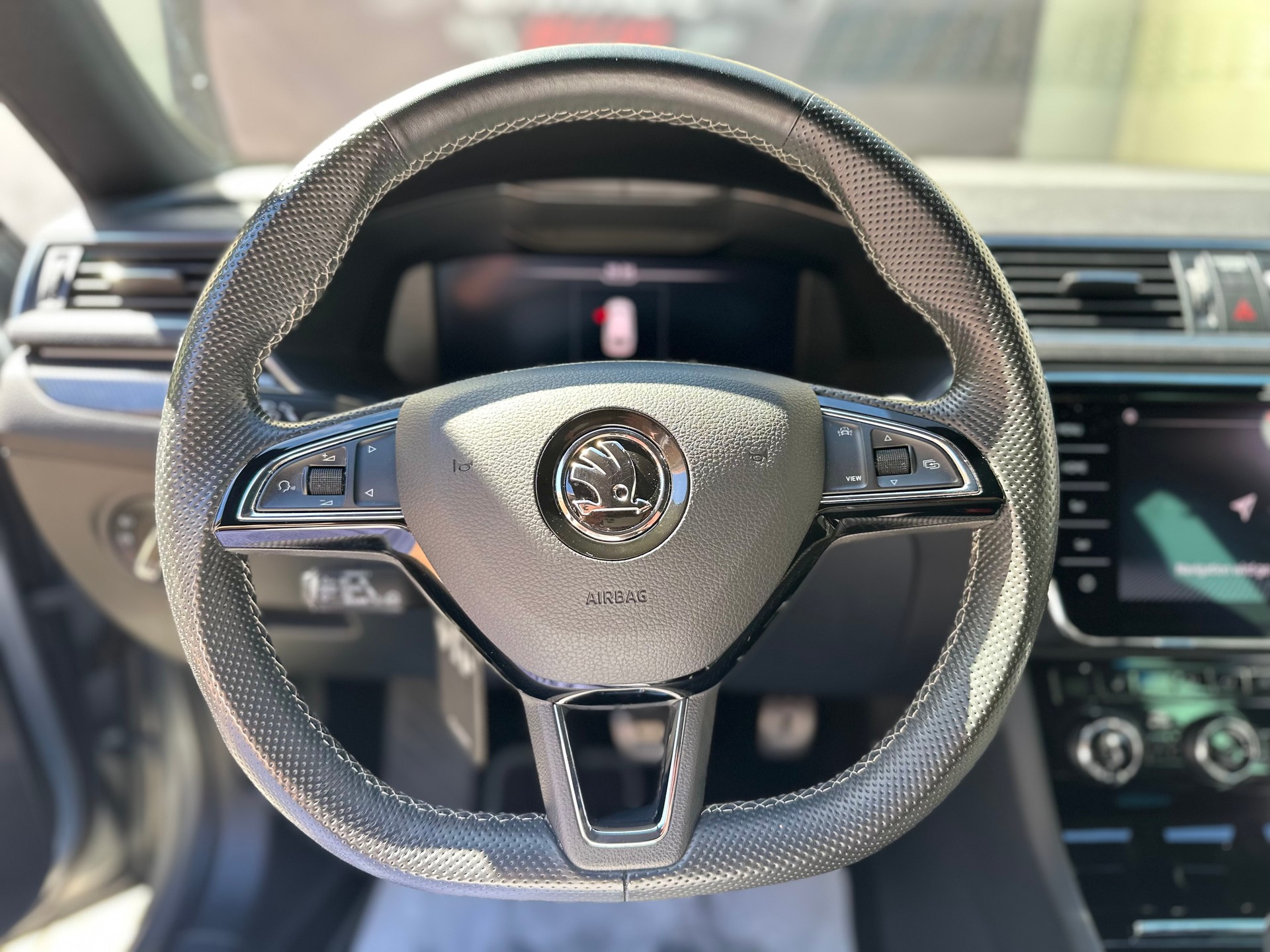 SKODA Superb Combi 2.0 TDi SportLine+ 4x4 DSG-image-15