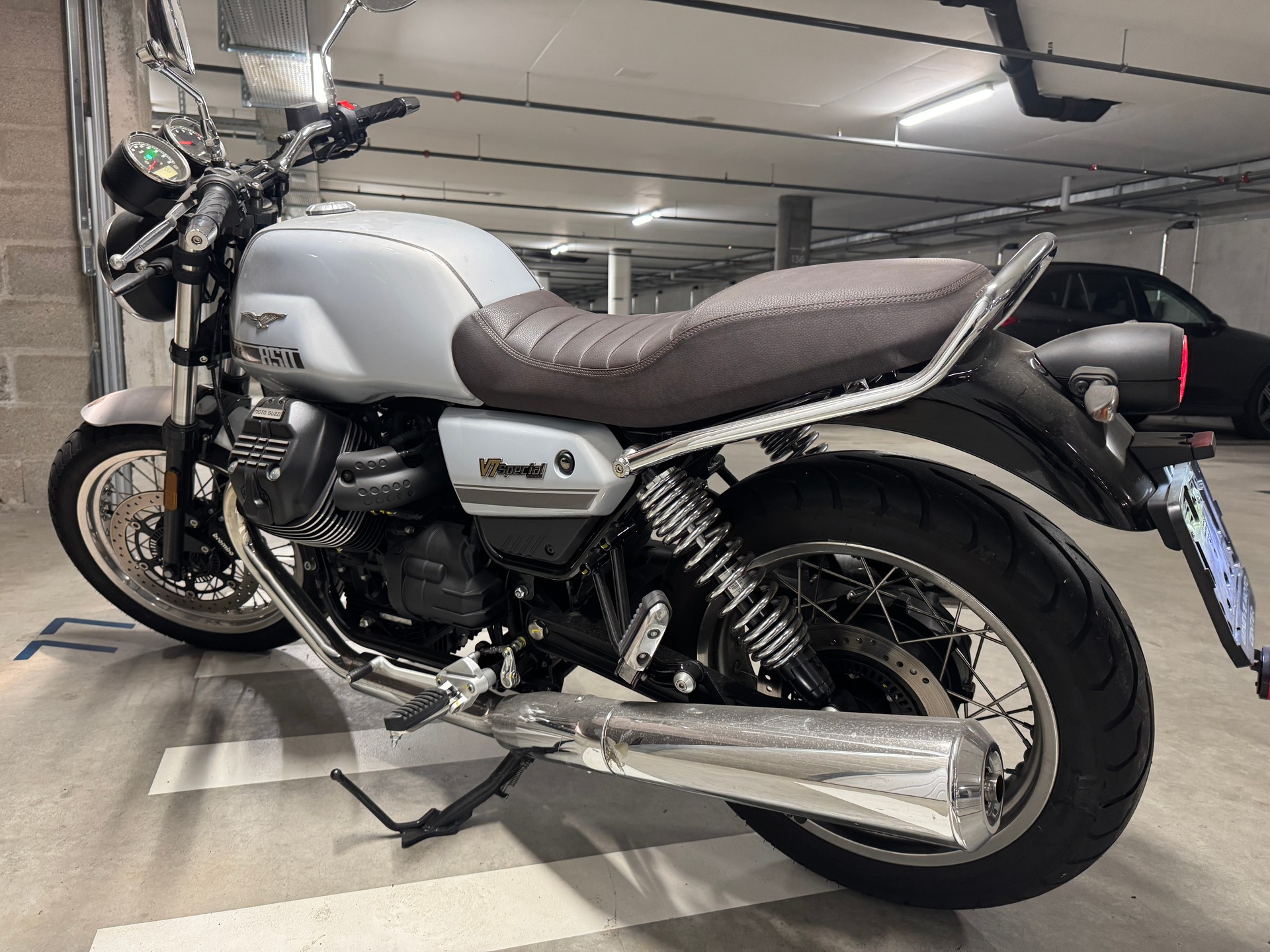 MOTO GUZZI V7-image-0