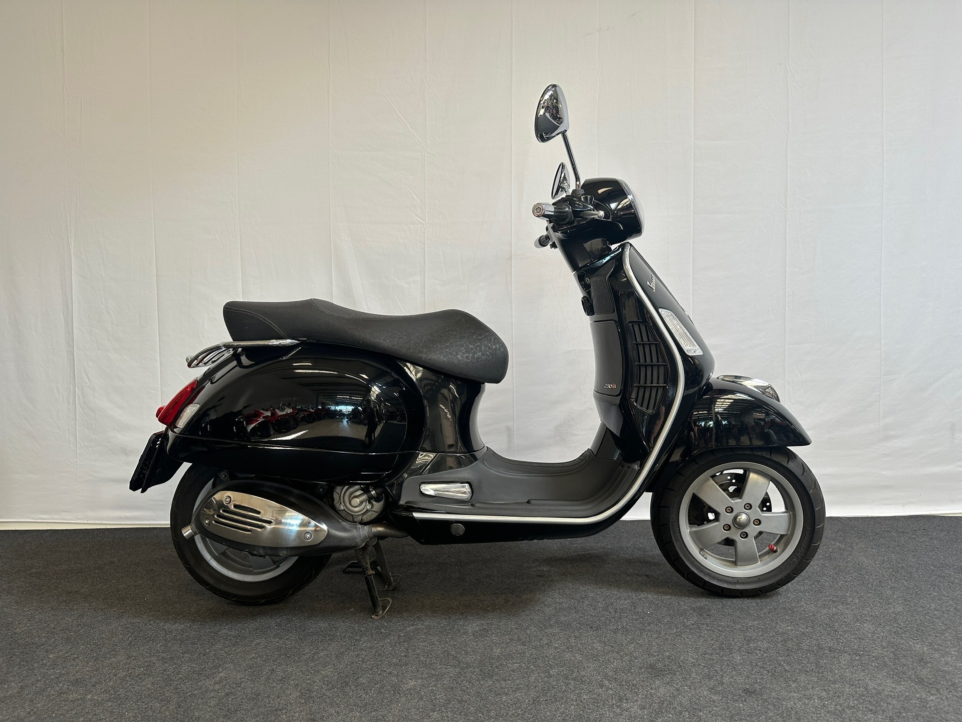 PIAGGIO Vespa GTS 250 i.e.-image-1