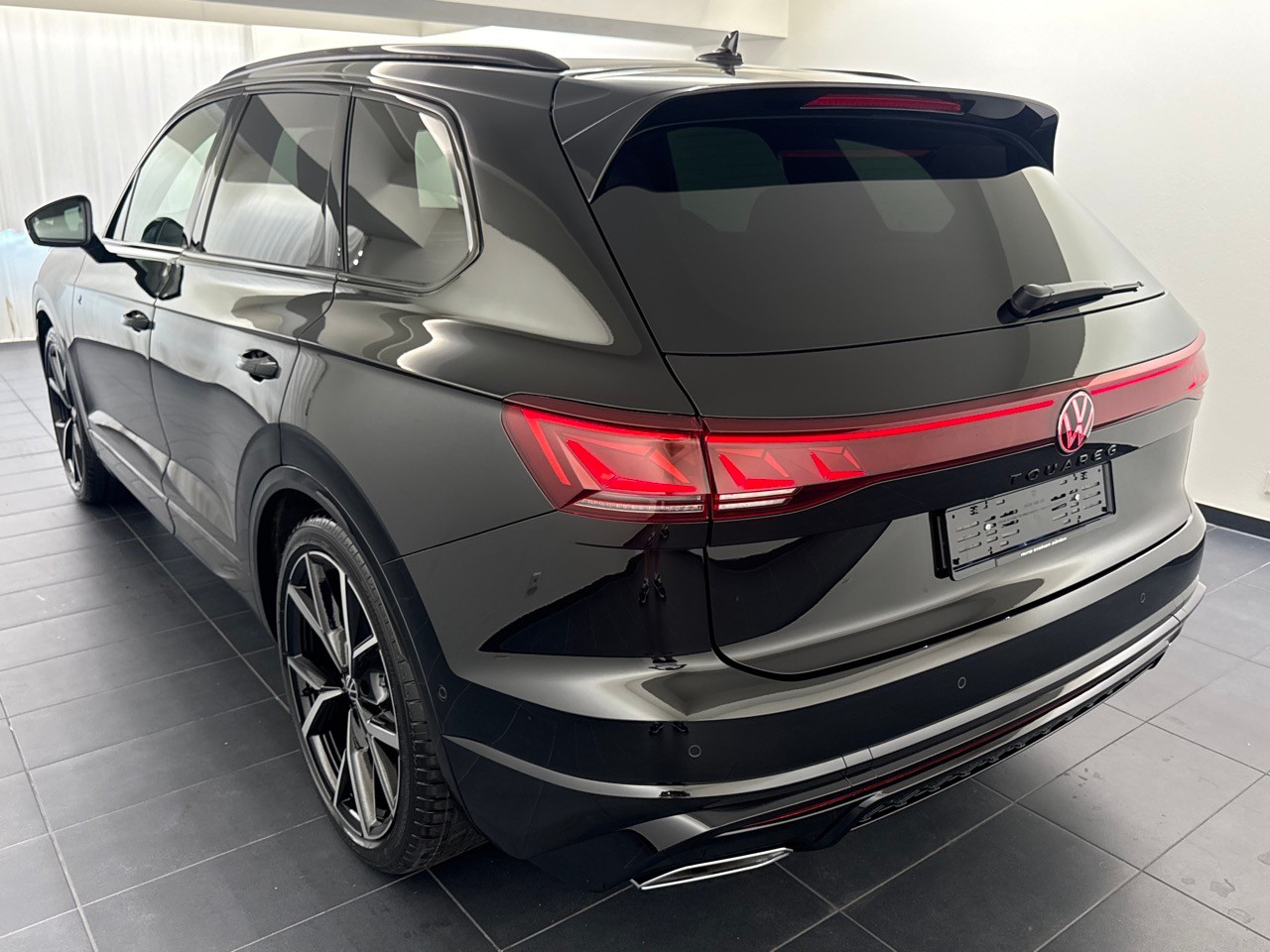 VW Touareg 3.0 TDI R-Line ''inkl. AHK & Standheizung''-showroom-element-1