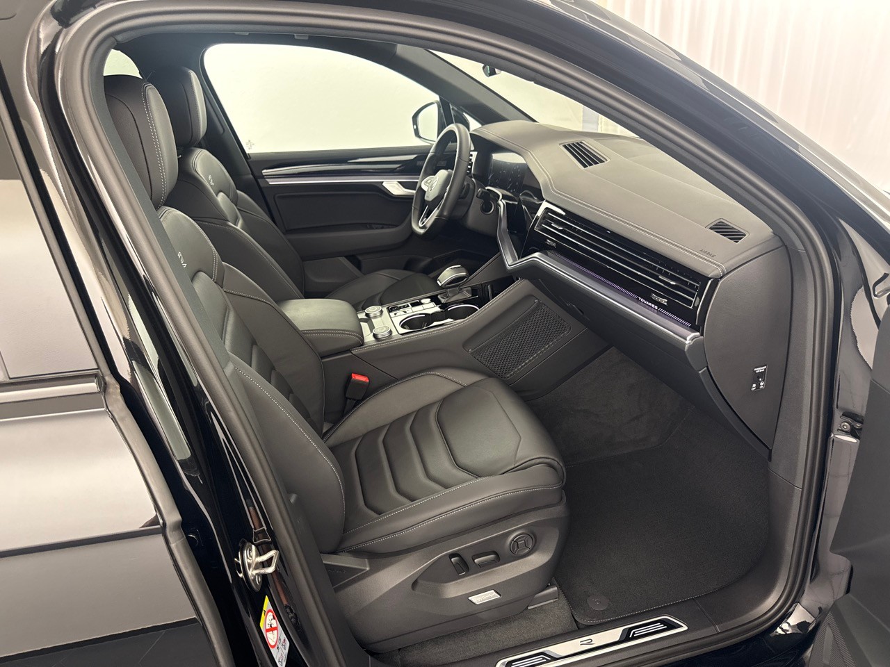 VW Touareg 3.0 TDI R-Line ''inkl. AHK & Standheizung''-image-8