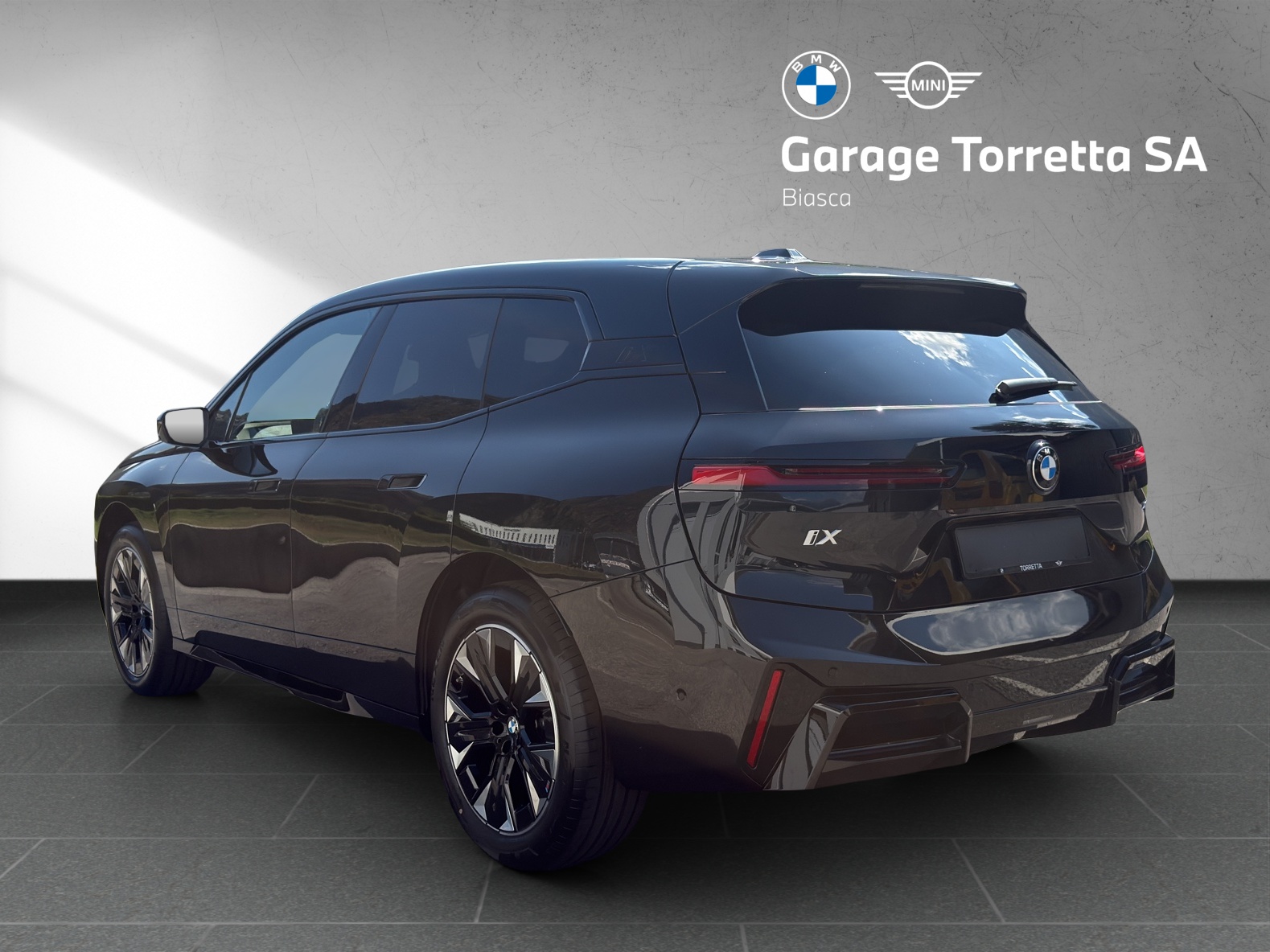 BMW iX xDrive60 M Sport-showroom-element-2