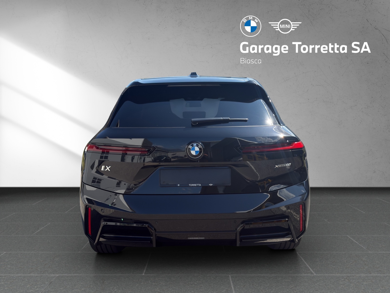BMW iX xDrive60 M Sport-showroom-element-3