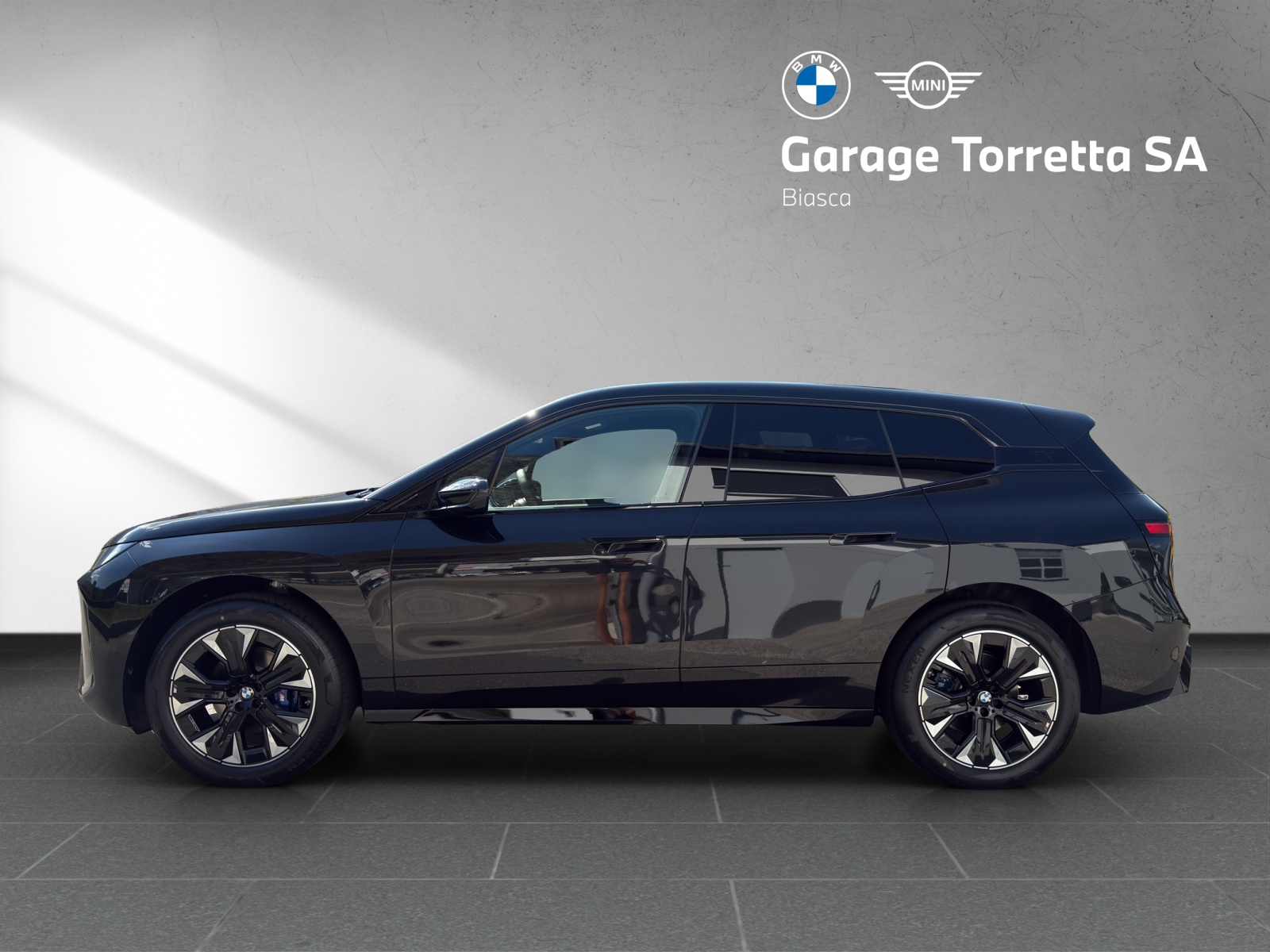 BMW iX xDrive60 M Sport-showroom-element-1