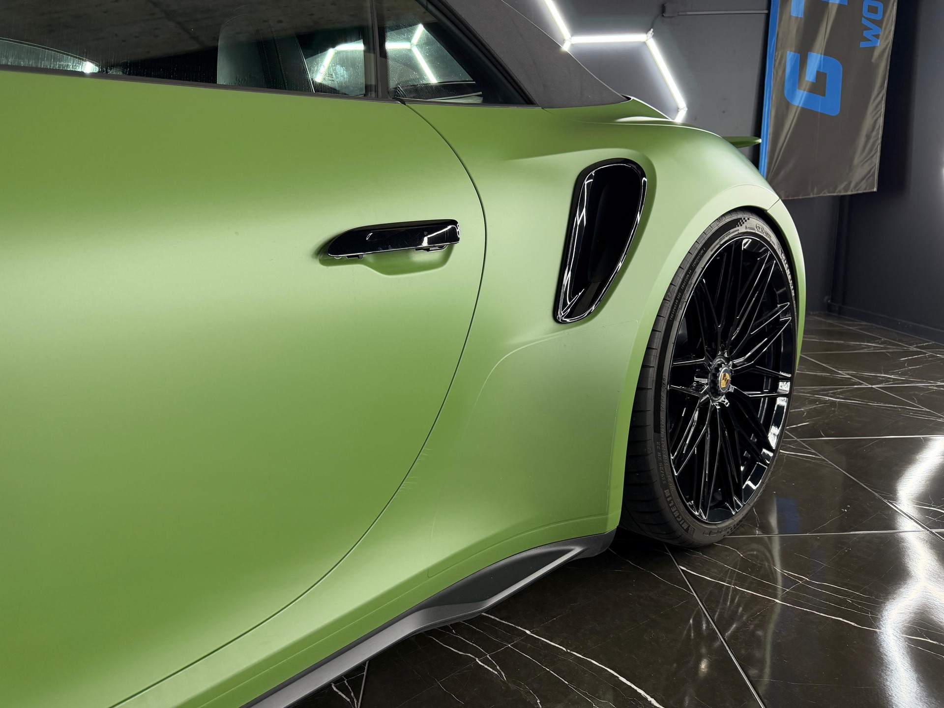 PORSCHE 911 Turbo S Cabriolet PDK-image-18