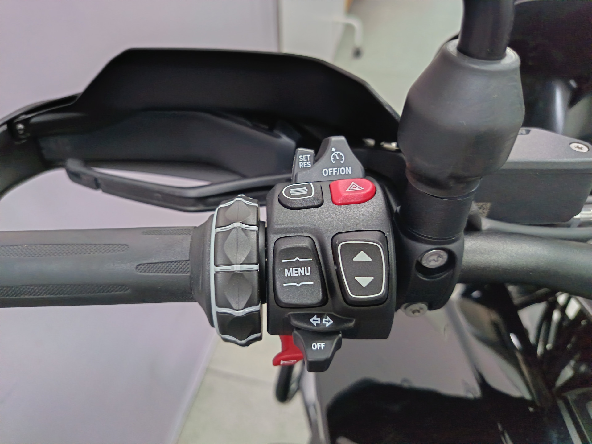 BMW R 1300 GS Triple Black *** Contrat d'entretien 09.2027 / 30.000 km ***-image-6