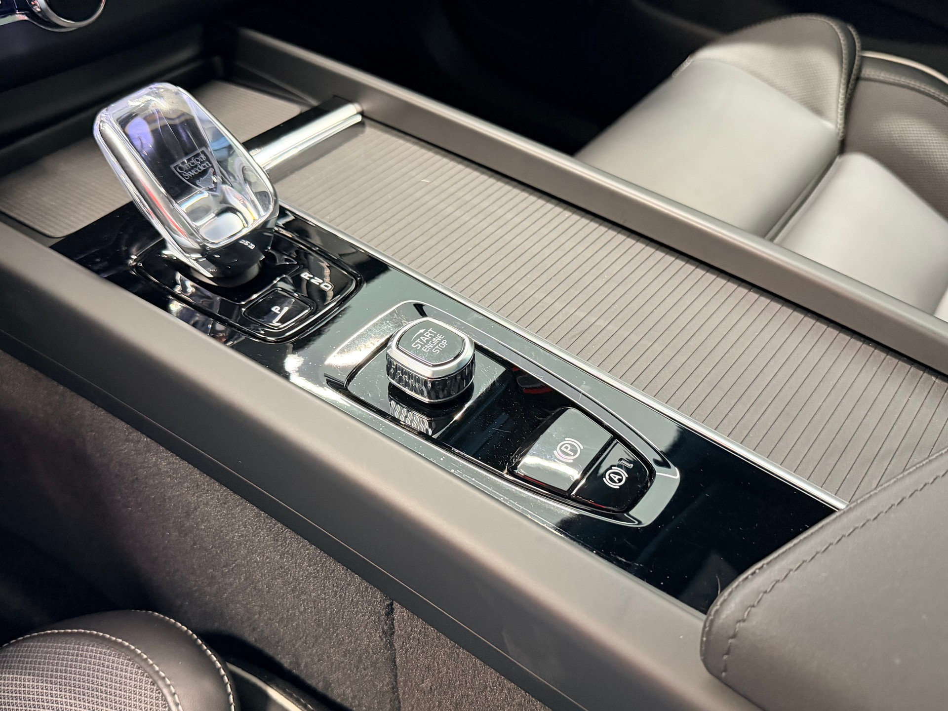 VOLVO XC60 B5 Benzin Mild Hybrid AWD Black Edition Geartronic-image-23