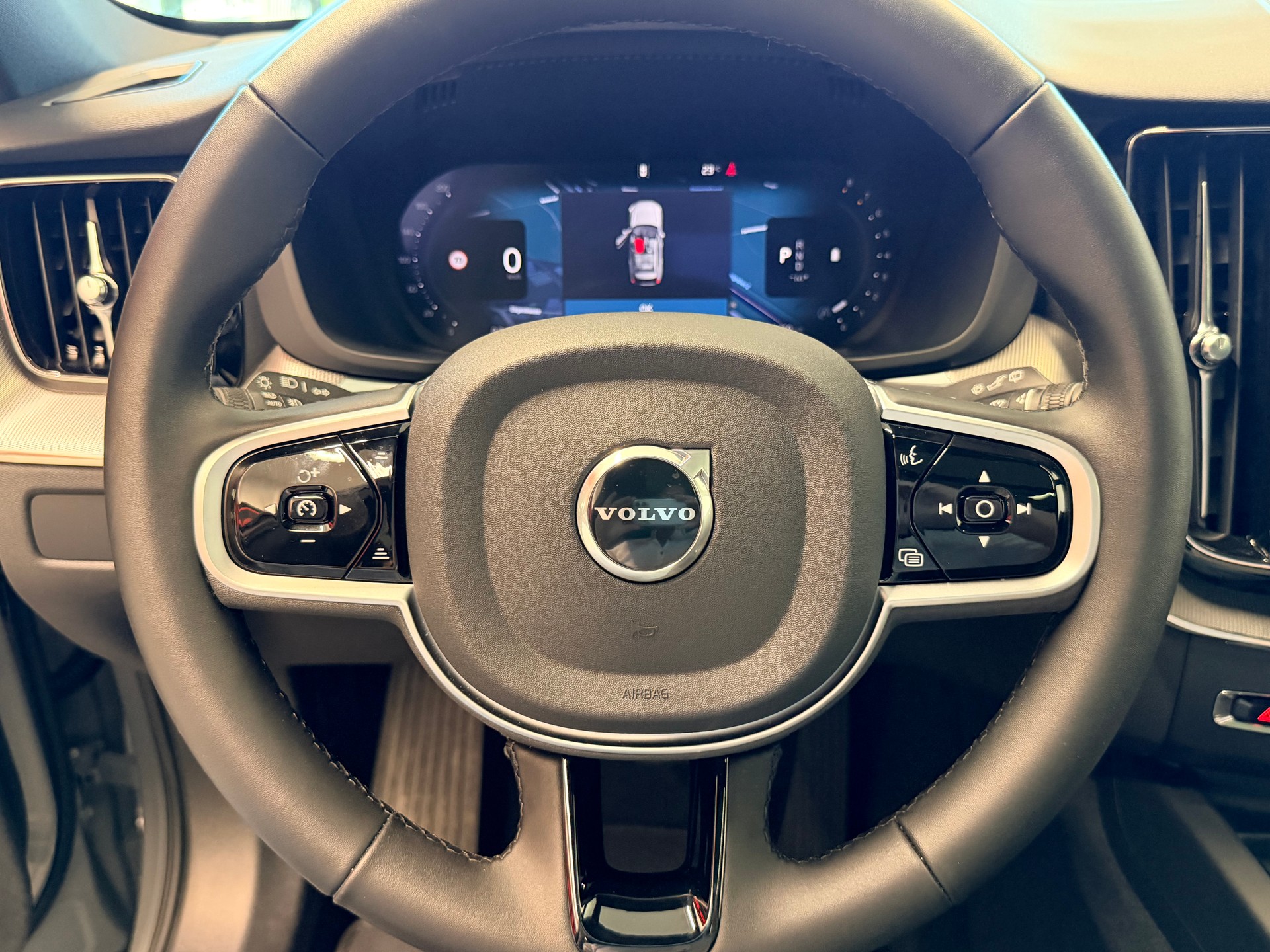 VOLVO XC60 B5 Benzin Mild Hybrid AWD Black Edition Geartronic-image-25