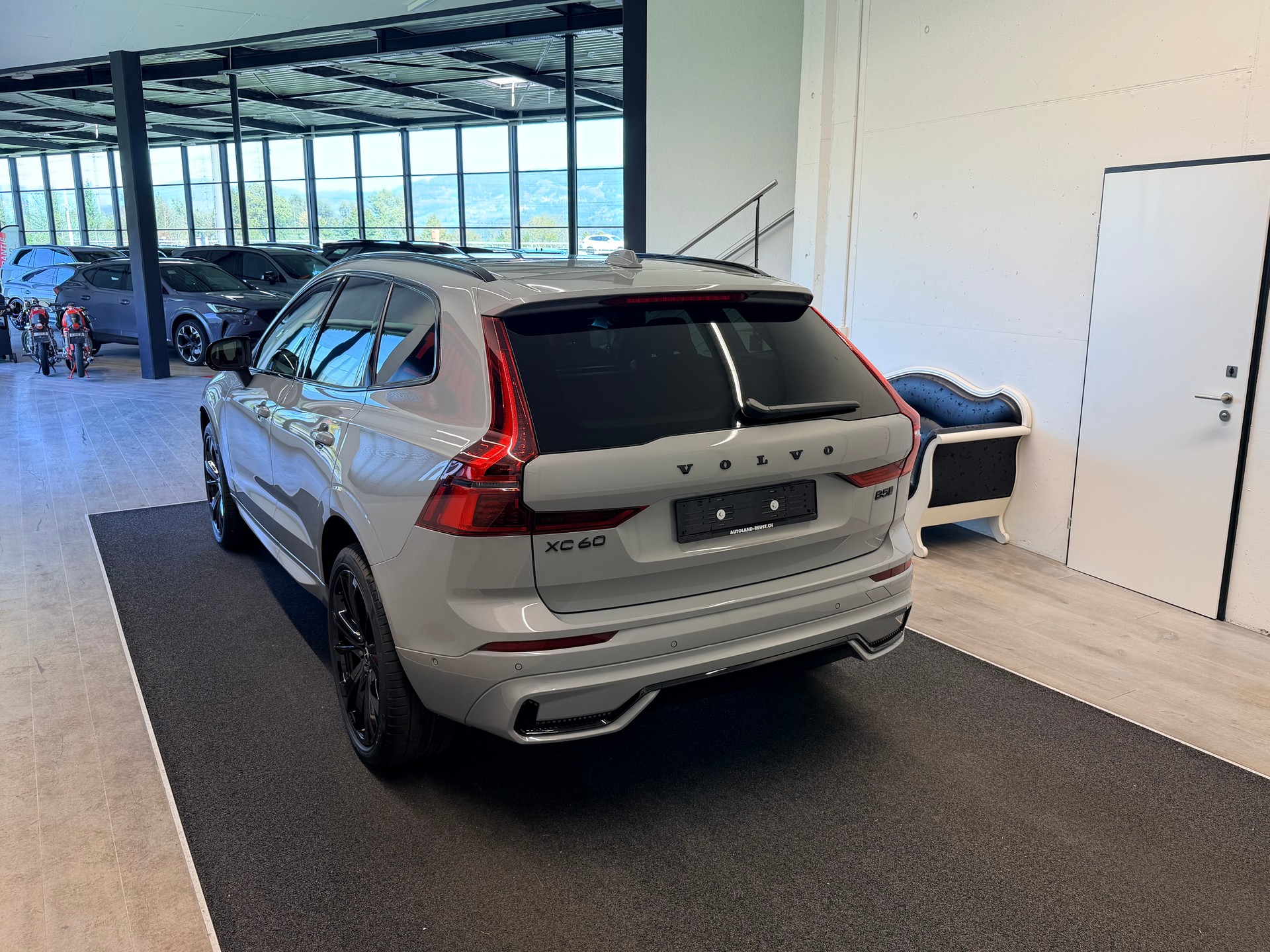 VOLVO XC60 B5 Benzin Mild Hybrid AWD Black Edition Geartronic-image-8