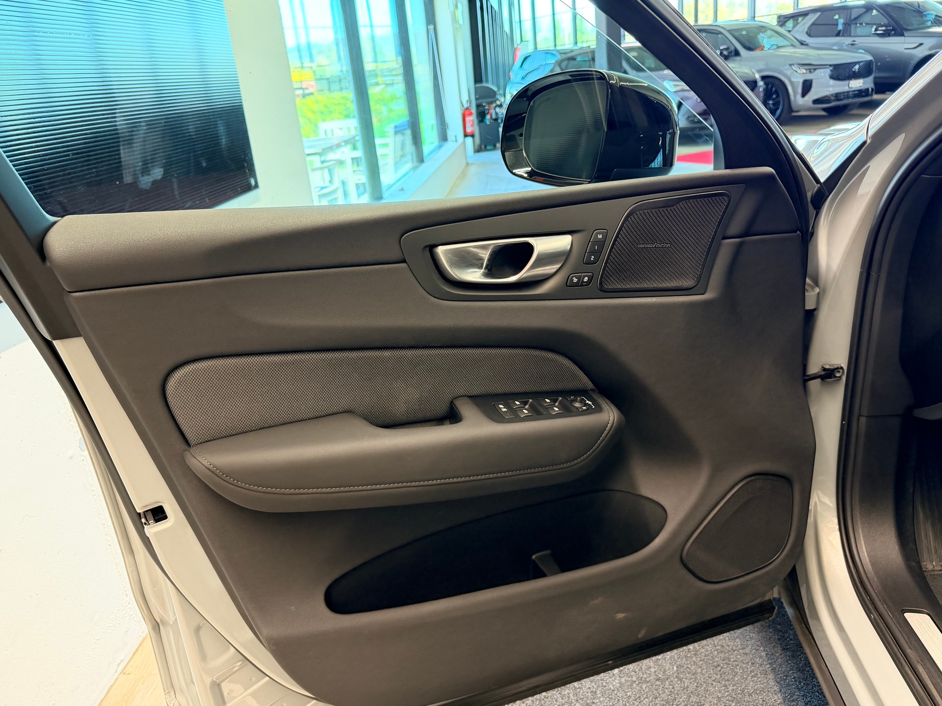 VOLVO XC60 B5 Benzin Mild Hybrid AWD Black Edition Geartronic-image-11