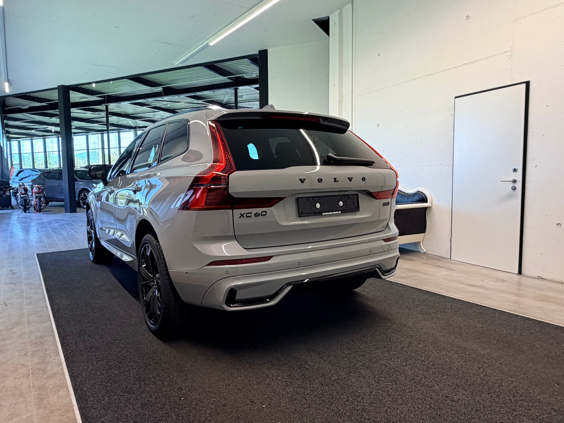 VOLVO XC60 B5 Benzin Mild Hybrid AWD Black Edition Geartronic-image-7
