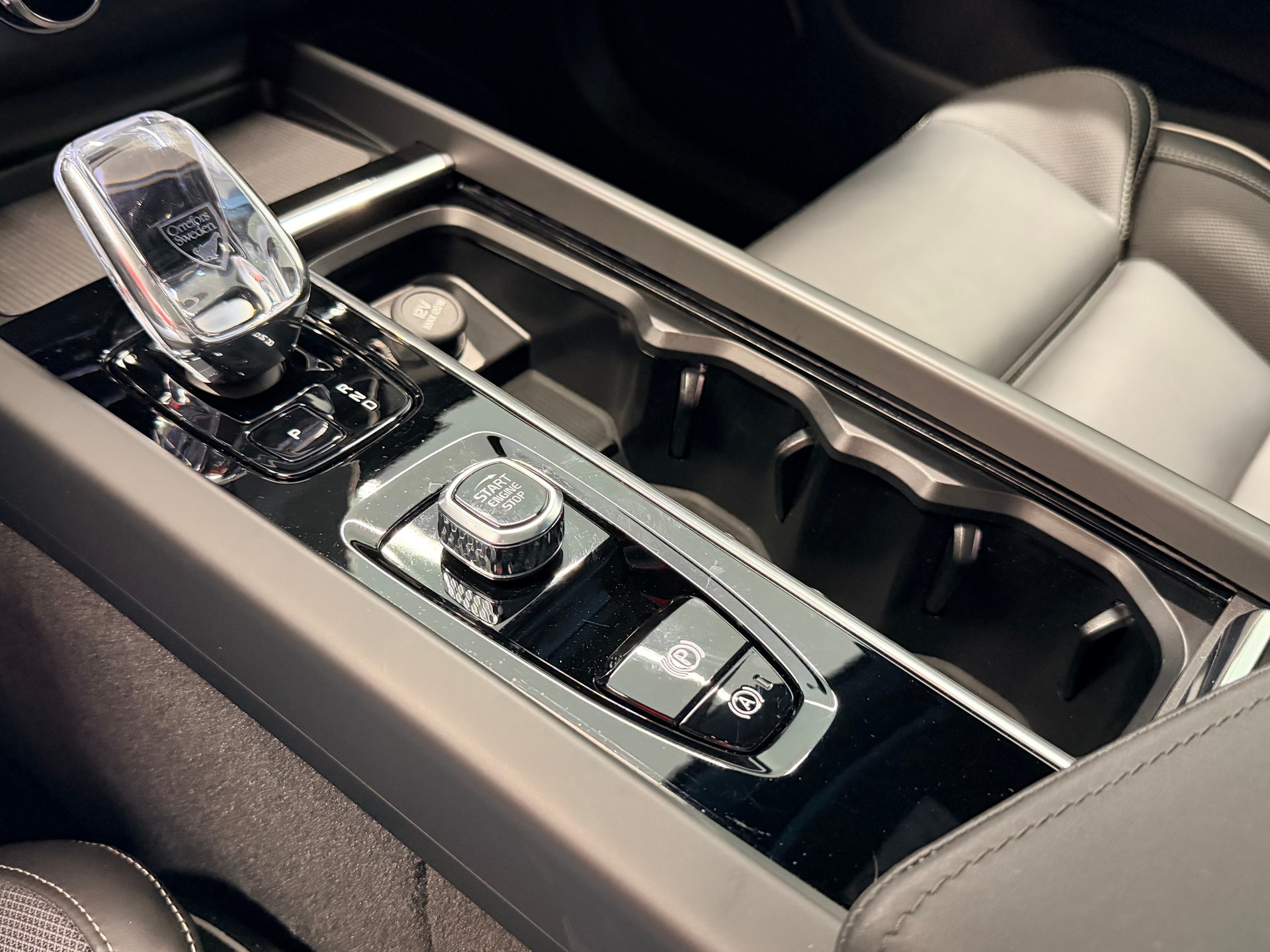VOLVO XC60 B5 Benzin Mild Hybrid AWD Black Edition Geartronic-image-28