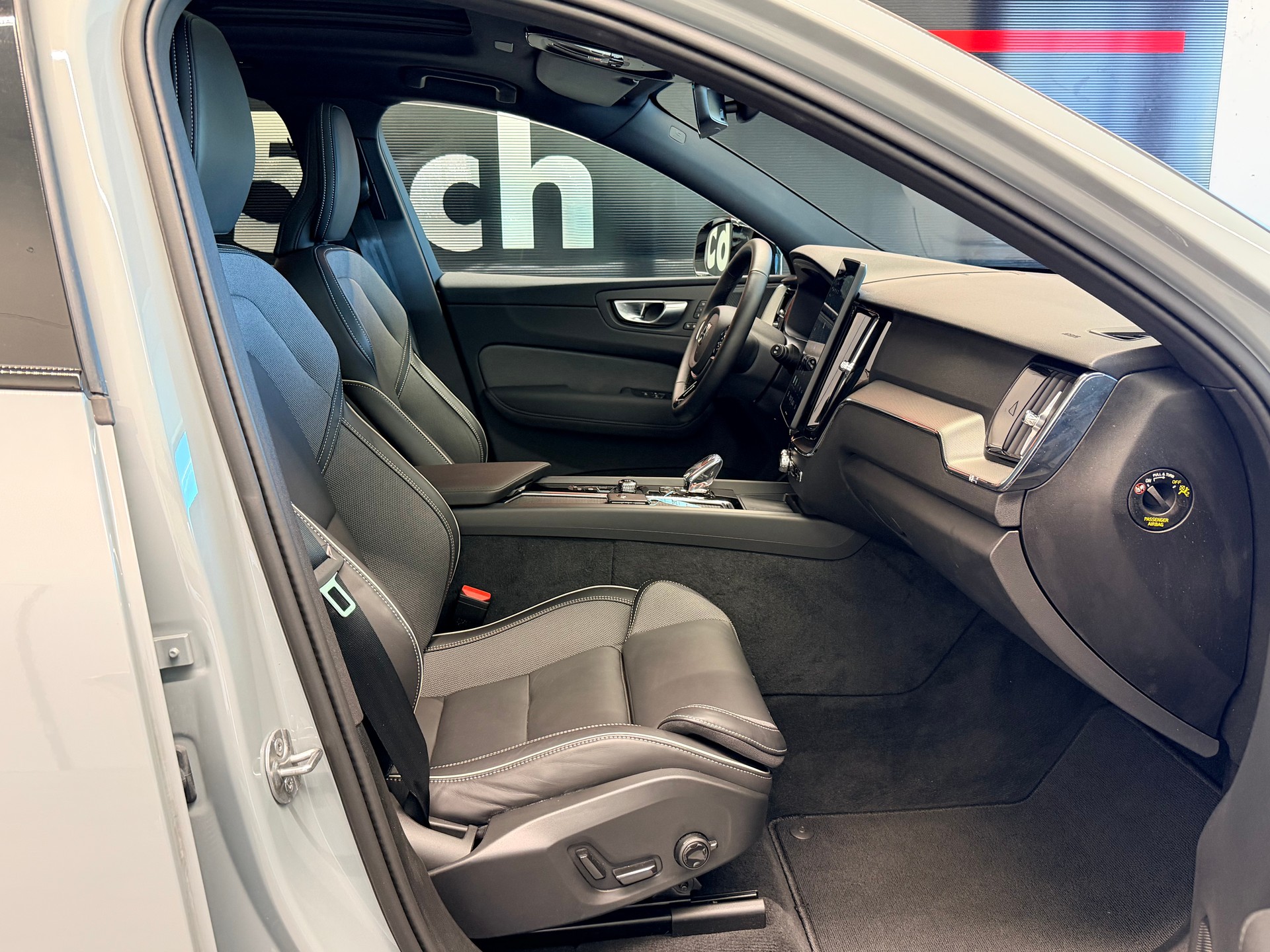 VOLVO XC60 B5 Benzin Mild Hybrid AWD Black Edition Geartronic-image-21