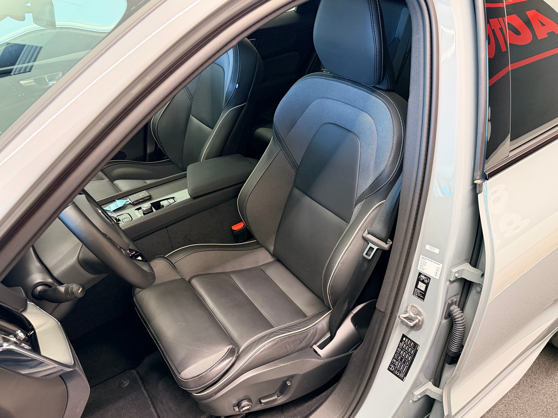 VOLVO XC60 B5 Benzin Mild Hybrid AWD Black Edition Geartronic-image-14
