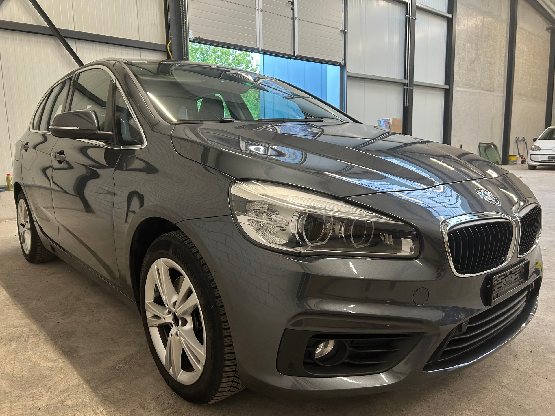 BMW 220i Active Tourer Steptronic-image-2