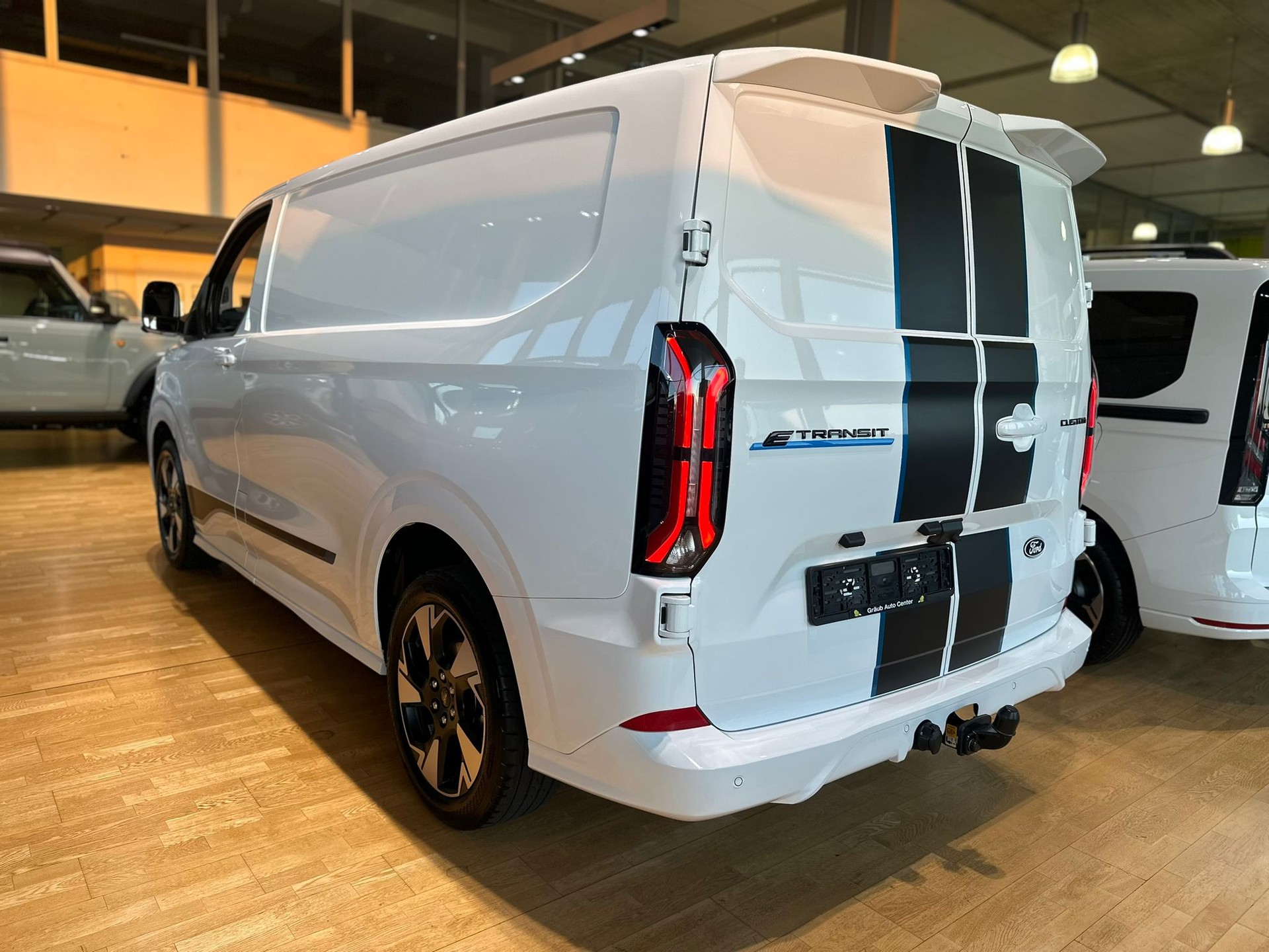 FORD Transit Custom Van 320 L1H1 82,5kWh Sport-image-5
