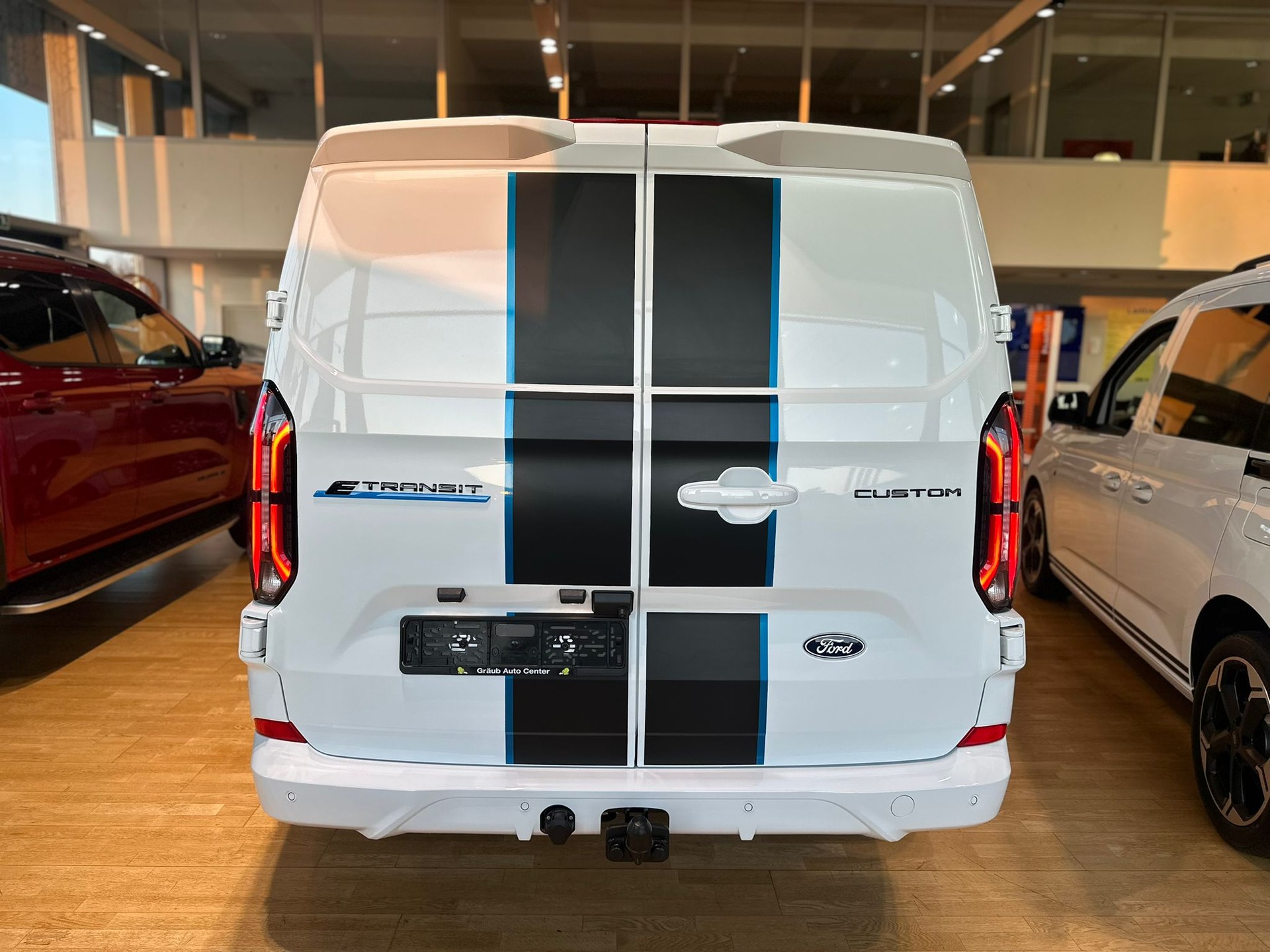 FORD Transit Custom Van 320 L1H1 82,5kWh Sport-image-6