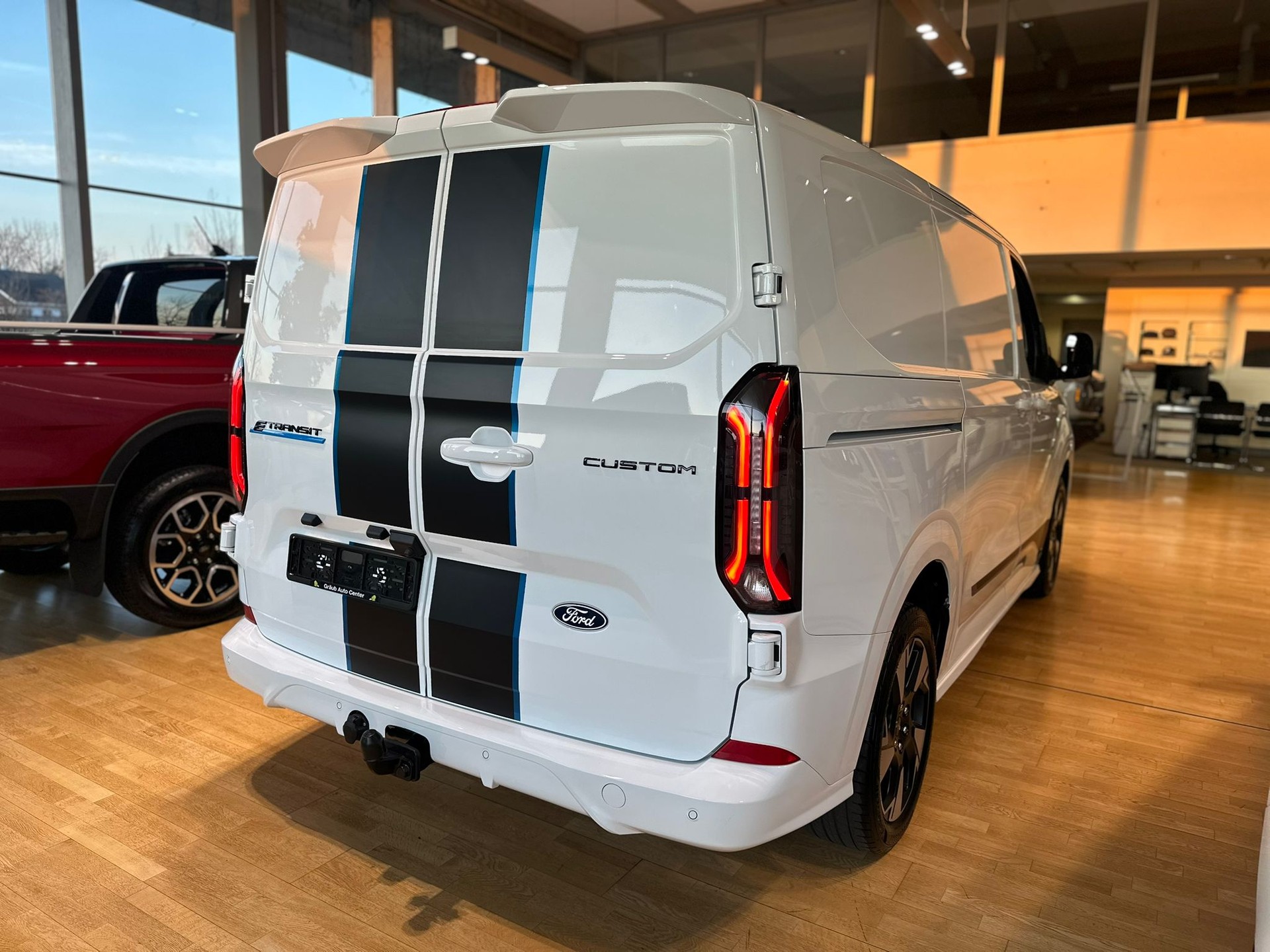 FORD Transit Custom Van 320 L1H1 82,5kWh Sport-image-4