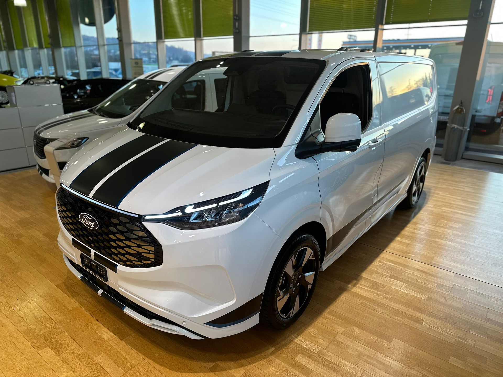 FORD Transit Custom Van 320 L1H1 82,5kWh Sport-showroom-element-3