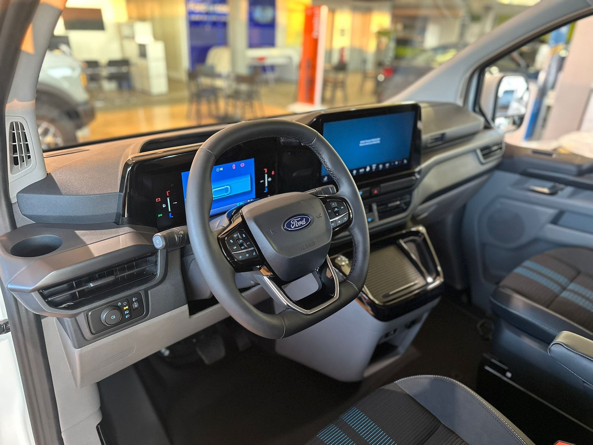 FORD Transit Custom Van 320 L1H1 82,5kWh Sport-image-8