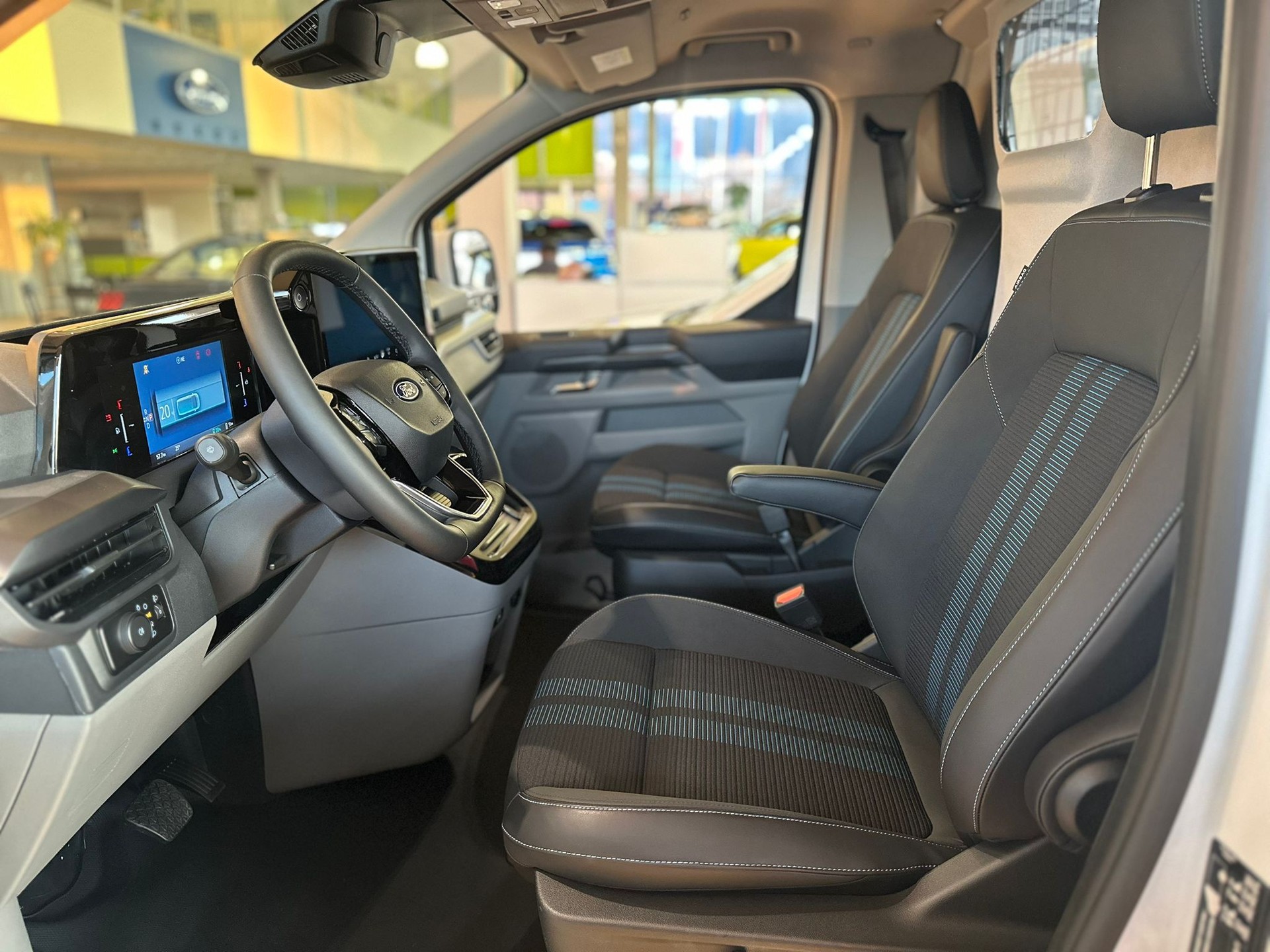 FORD Transit Custom Van 320 L1H1 82,5kWh Sport-image-7
