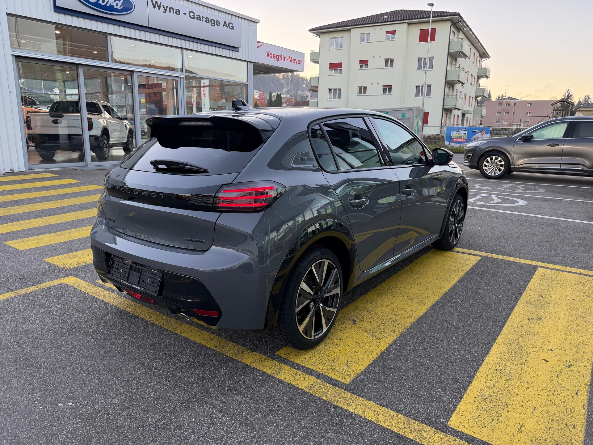 PEUGEOT 208 1.2 Hybrid GT-image-3