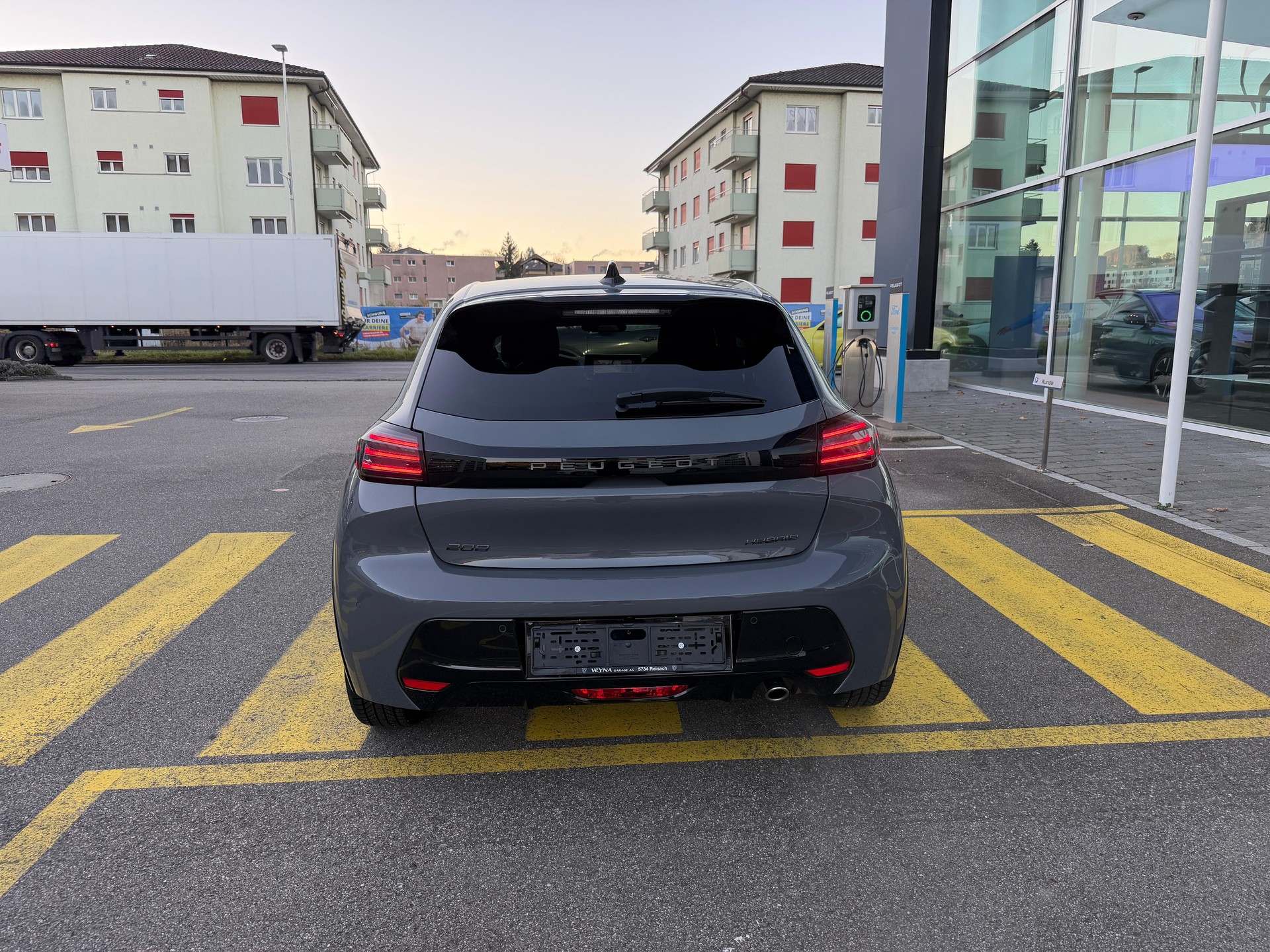 PEUGEOT 208 1.2 Hybrid GT-image-2