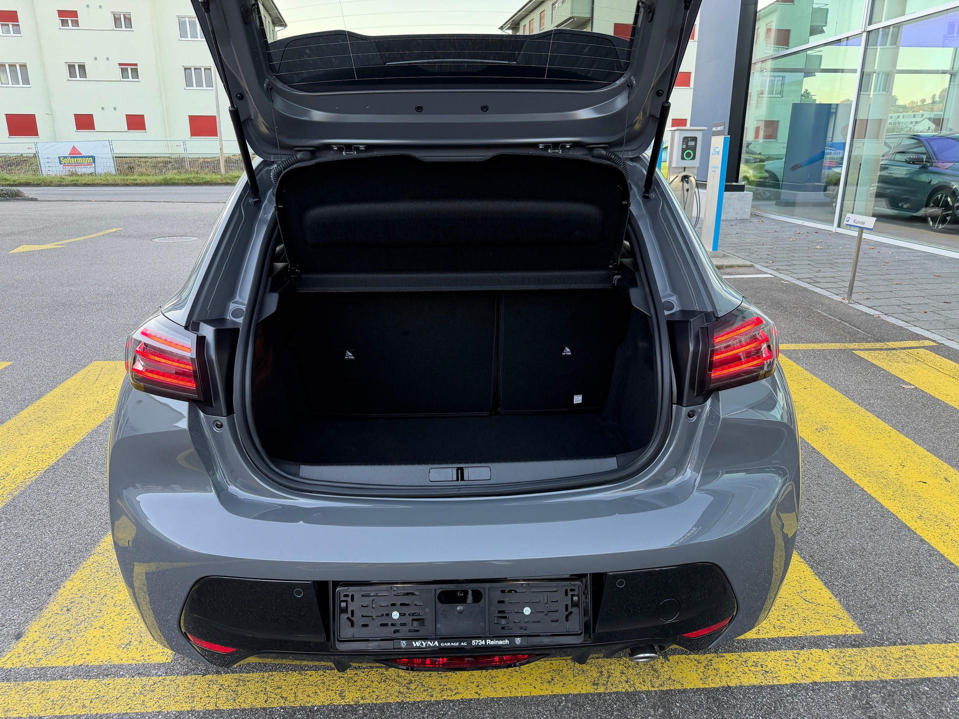 PEUGEOT 208 1.2 Hybrid GT-image-12