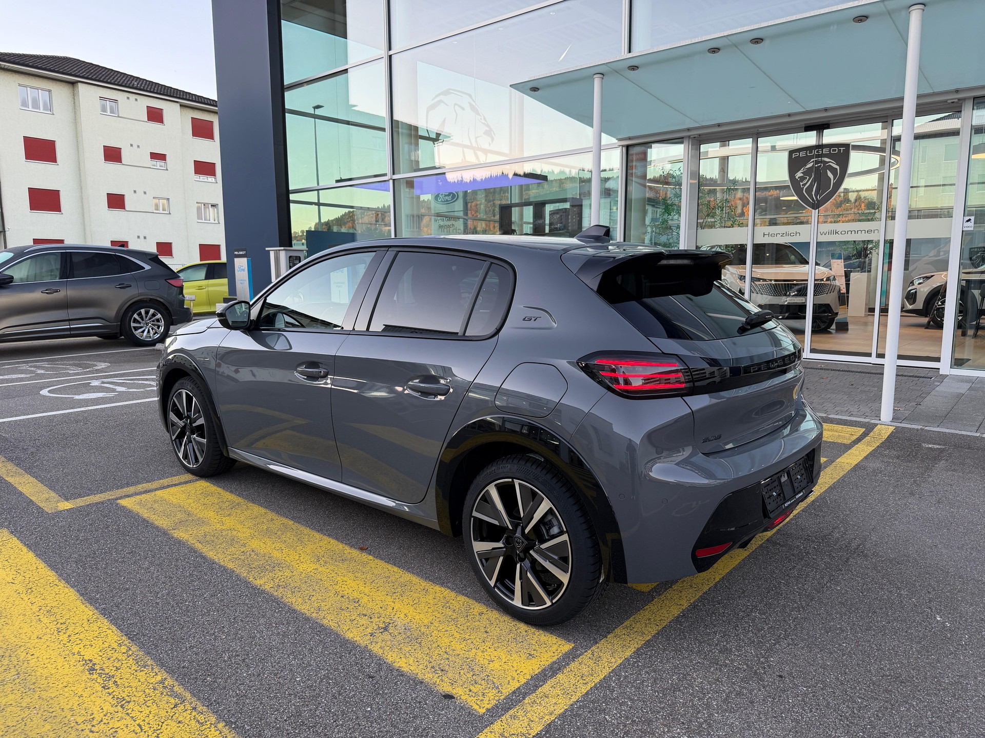 PEUGEOT 208 1.2 Hybrid GT-image-1