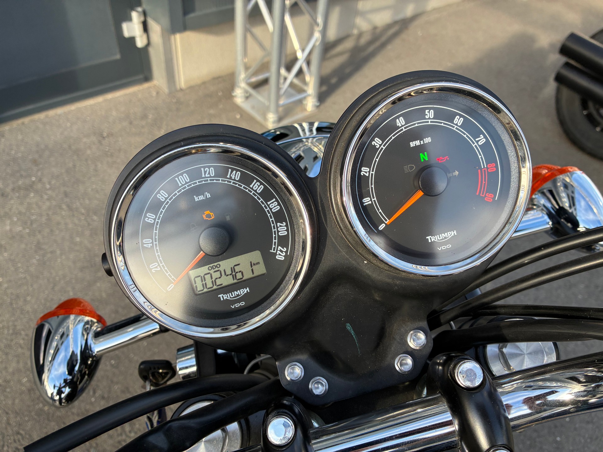 TRIUMPH Bonneville 900 i T 100-image-3
