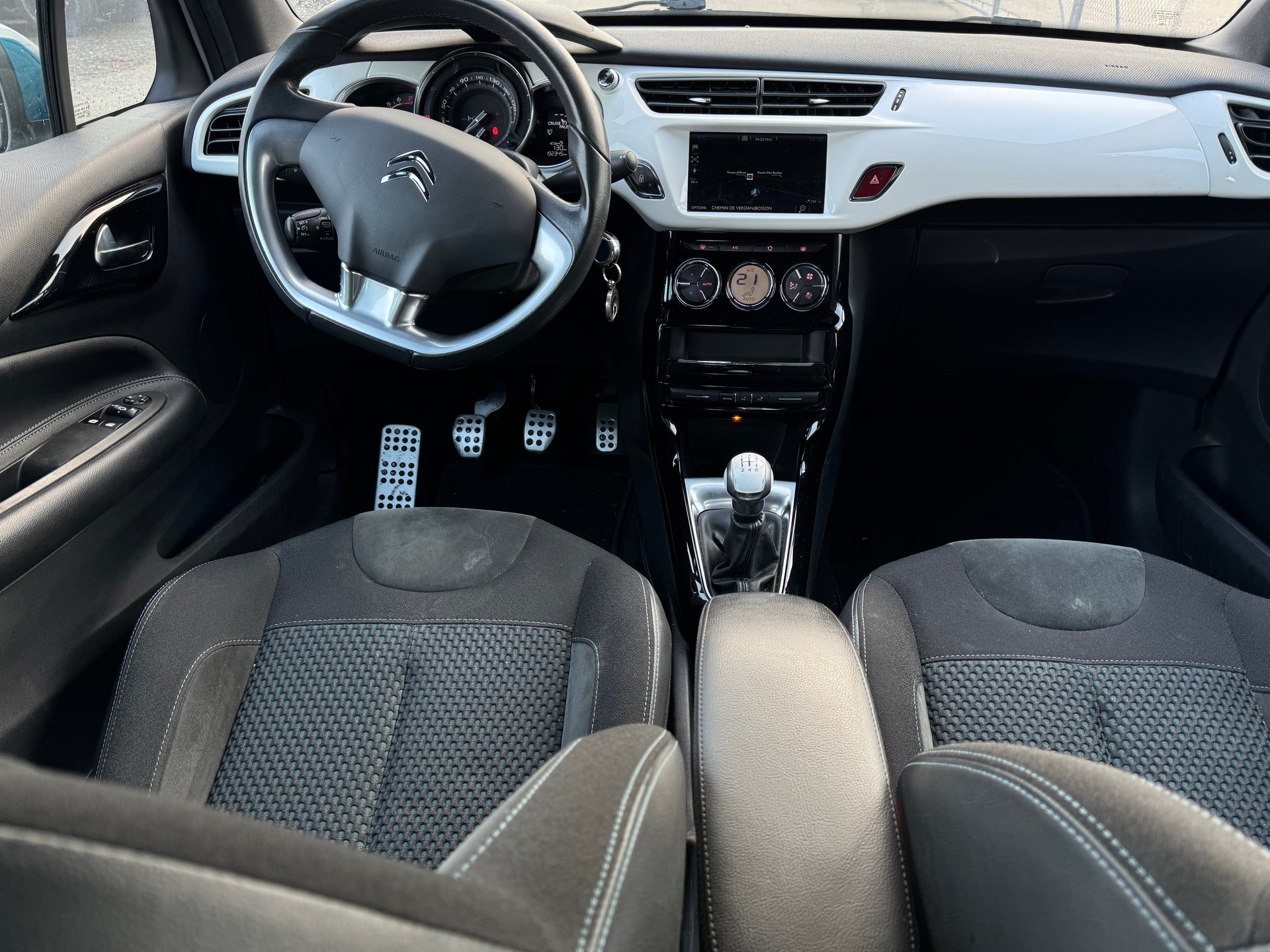 DS AUTOMOBILES DS3 1.2 Pure Tech Red Edition-image-5