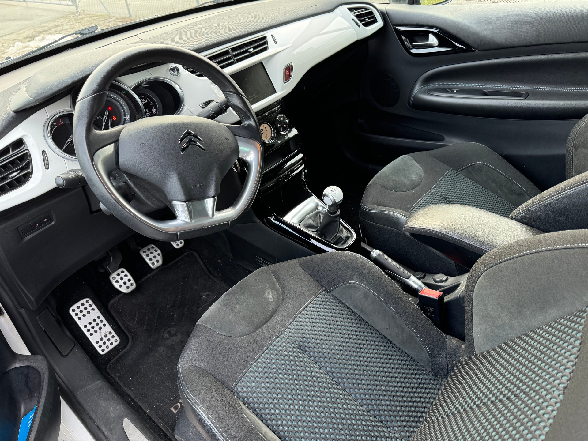 DS AUTOMOBILES DS3 1.2 Pure Tech Red Edition-image-8