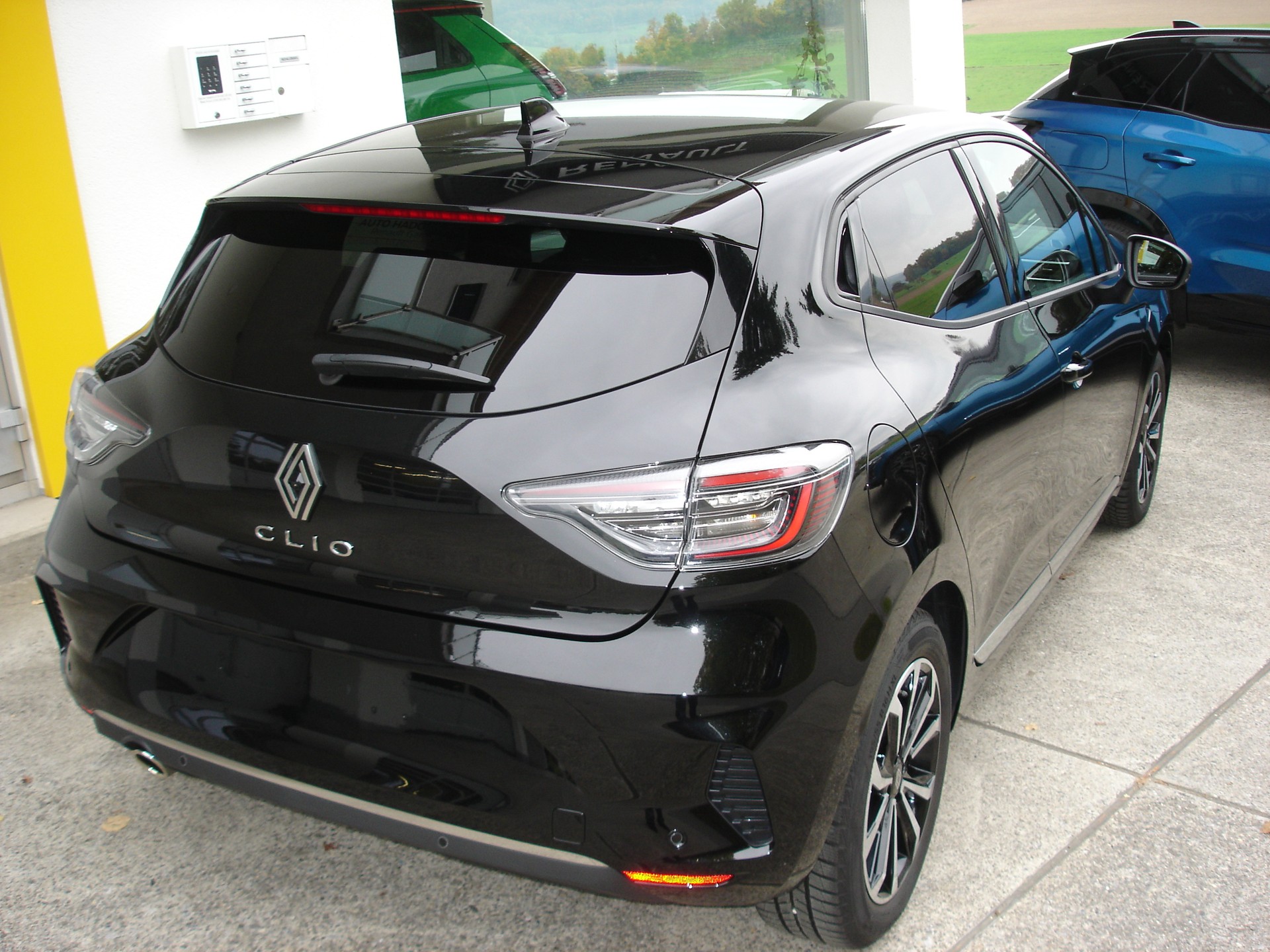 RENAULT Clio 1.0 Techno-showroom-element-3