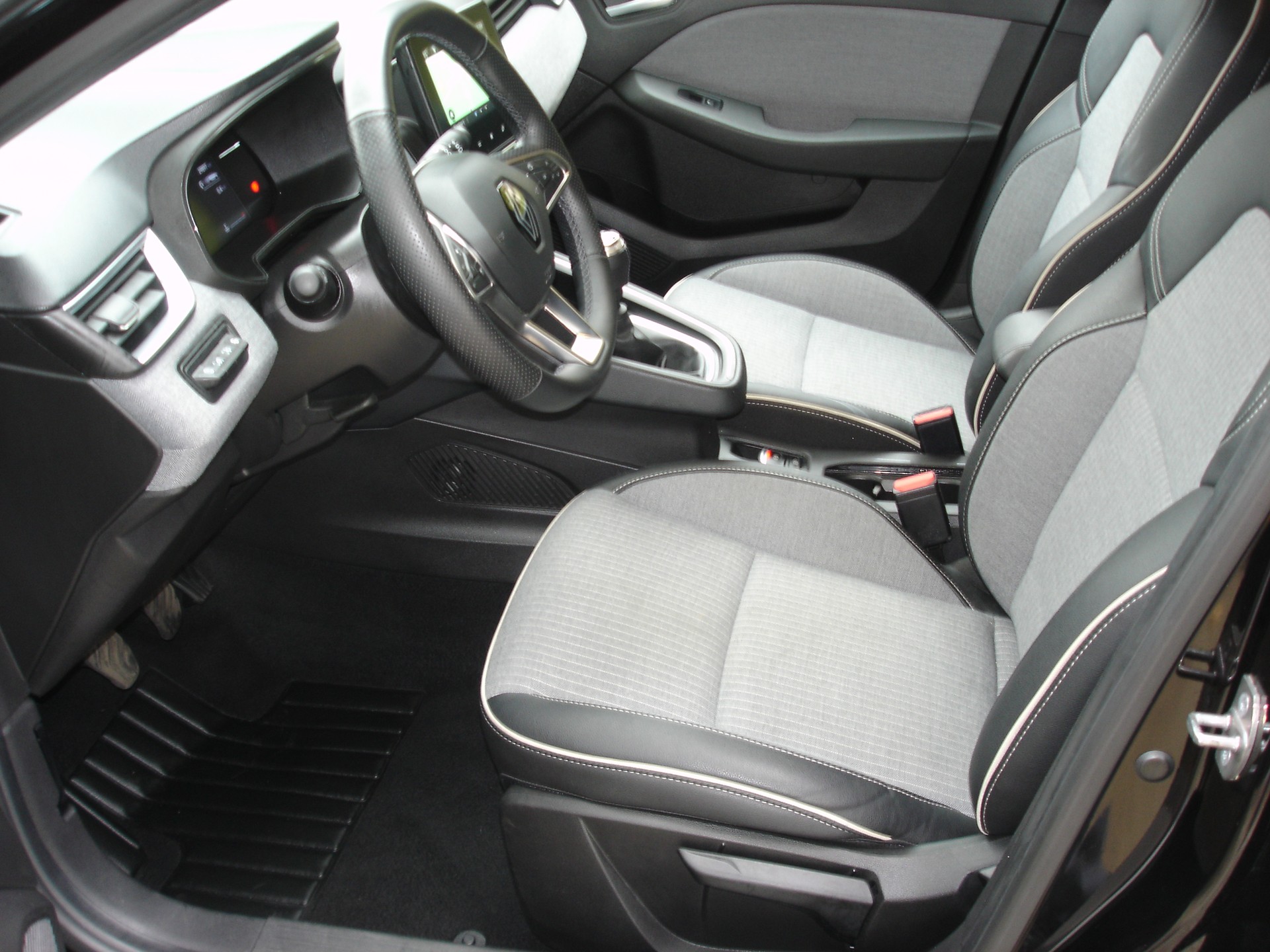 RENAULT Clio 1.0 Techno-image-9