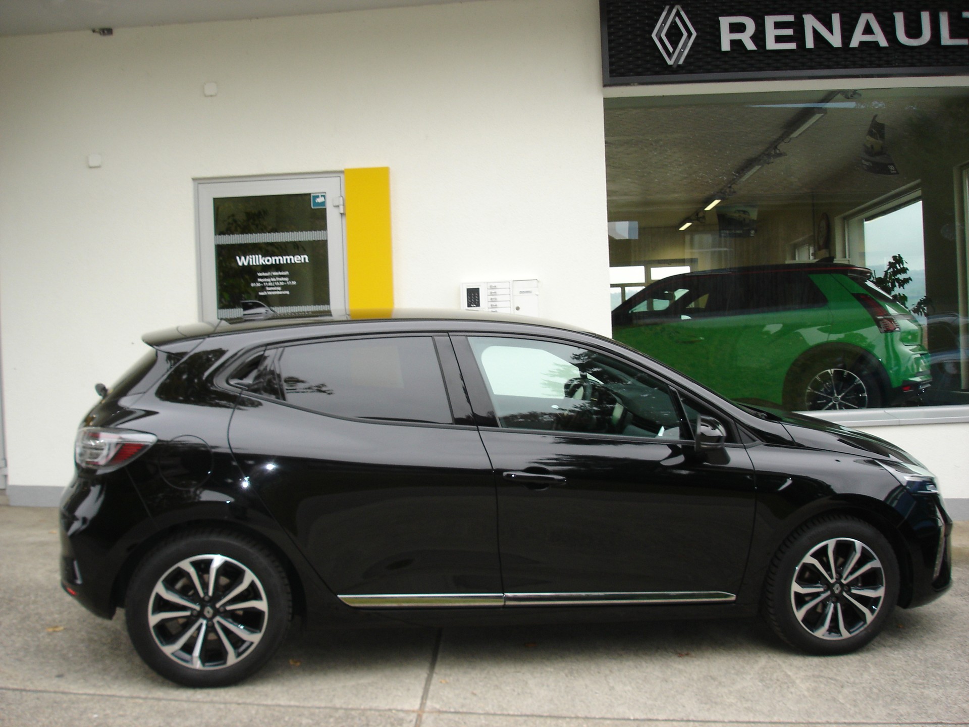 RENAULT Clio 1.0 Techno-showroom-element-2