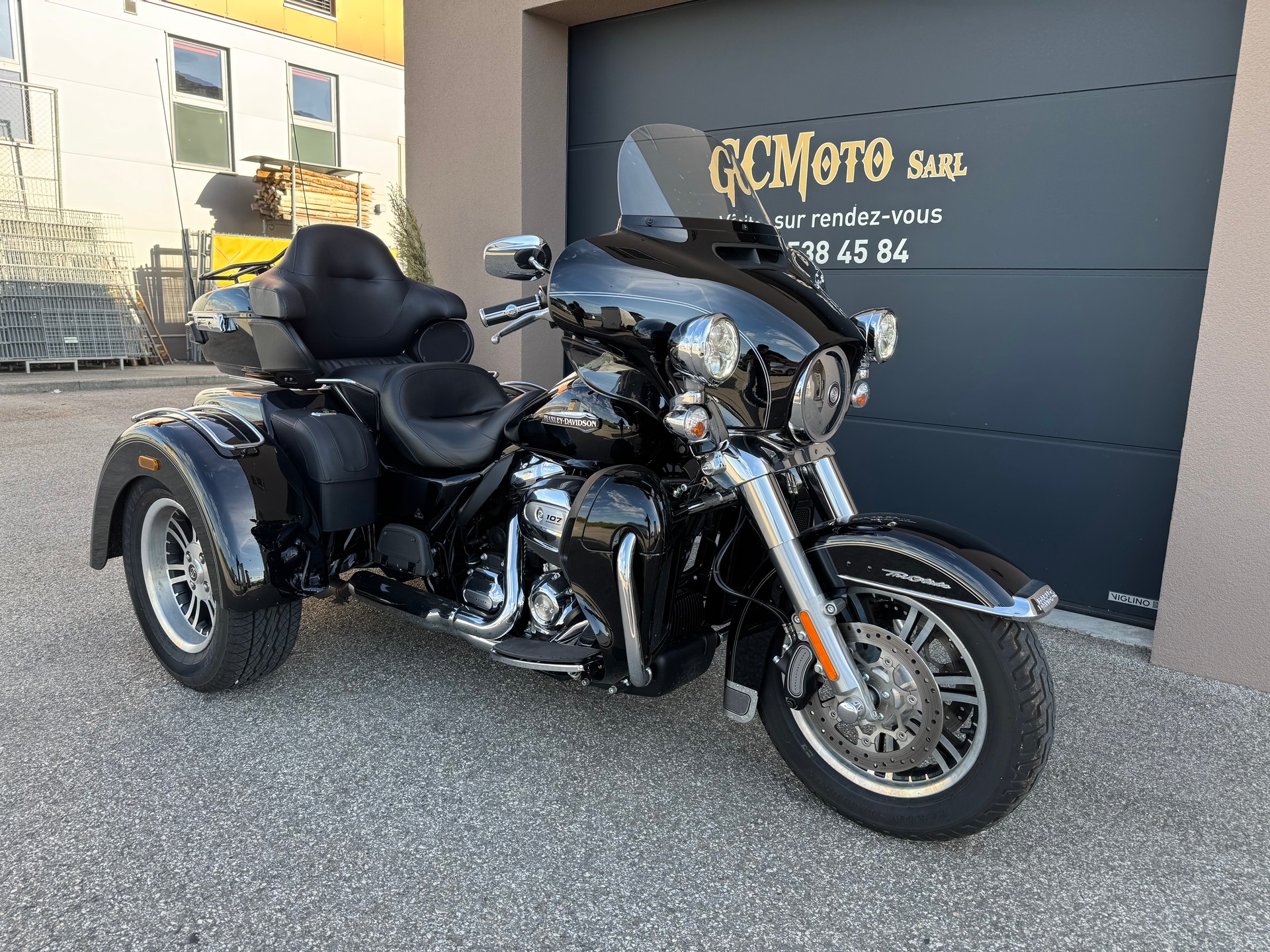 HARLEY-DAVIDSON FLHTCUTG Tri Glide Ultra-image-2