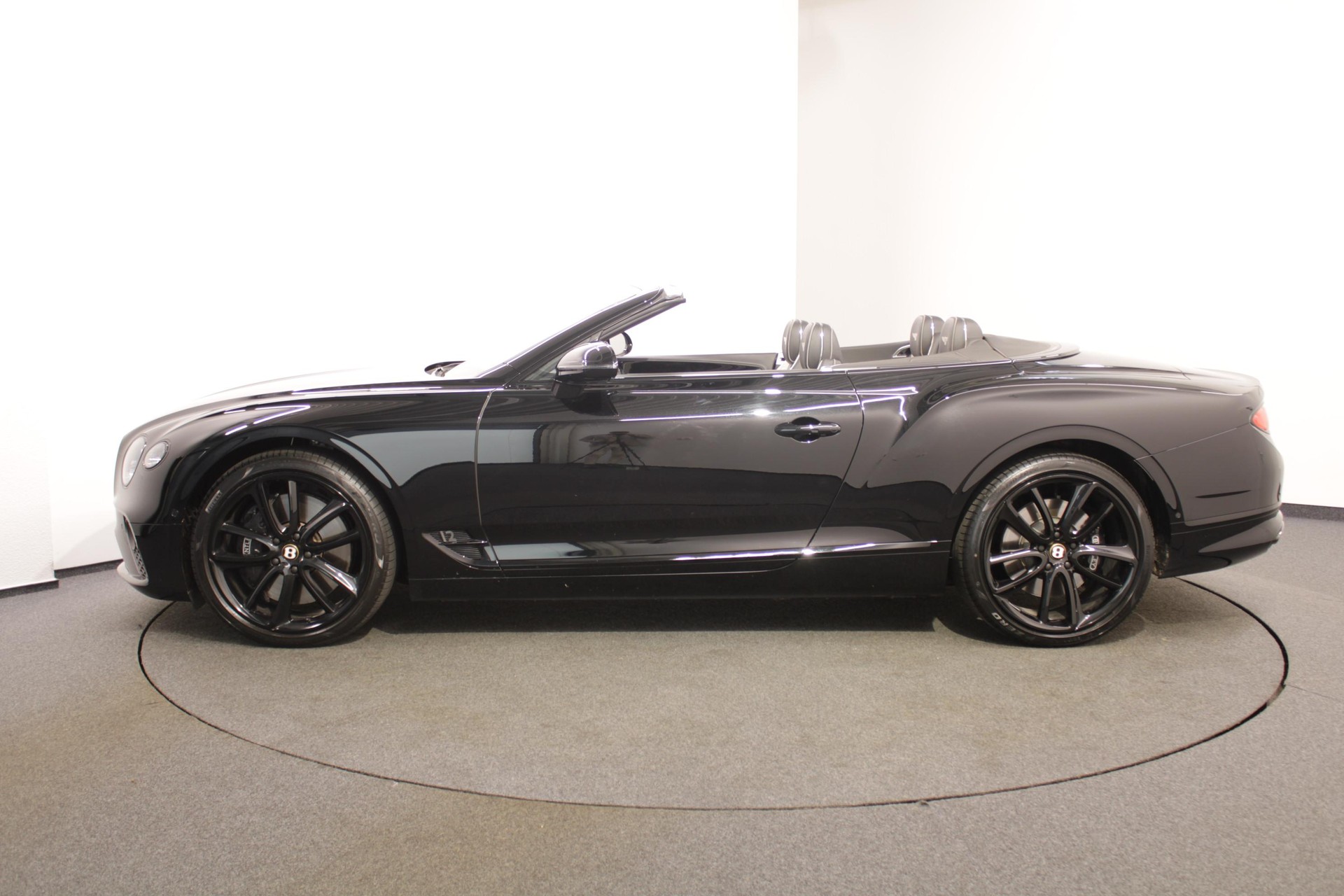 BENTLEY Continental GTC 6.0 W12-showroom-element-2