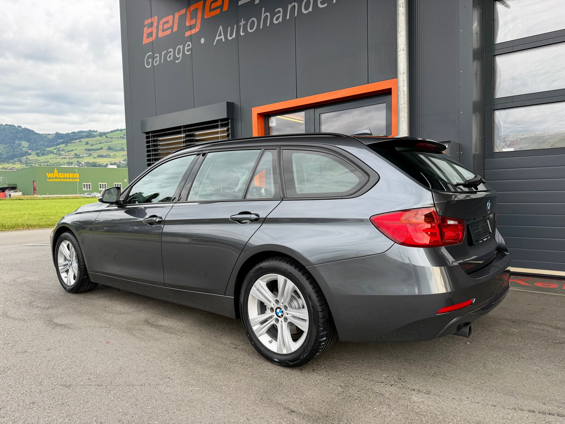 BMW 320d xDrive Touring Sport Line Steptronic-showroom-element-2
