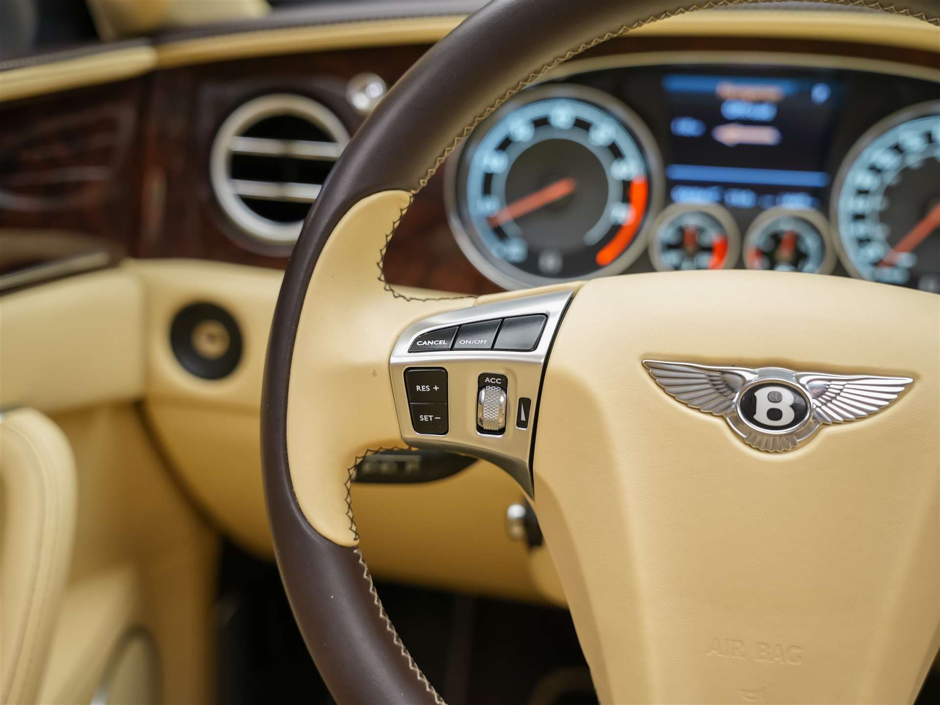 BENTLEY Flying Spur *Panorama*Massage*Sitzlüftung*-image-38
