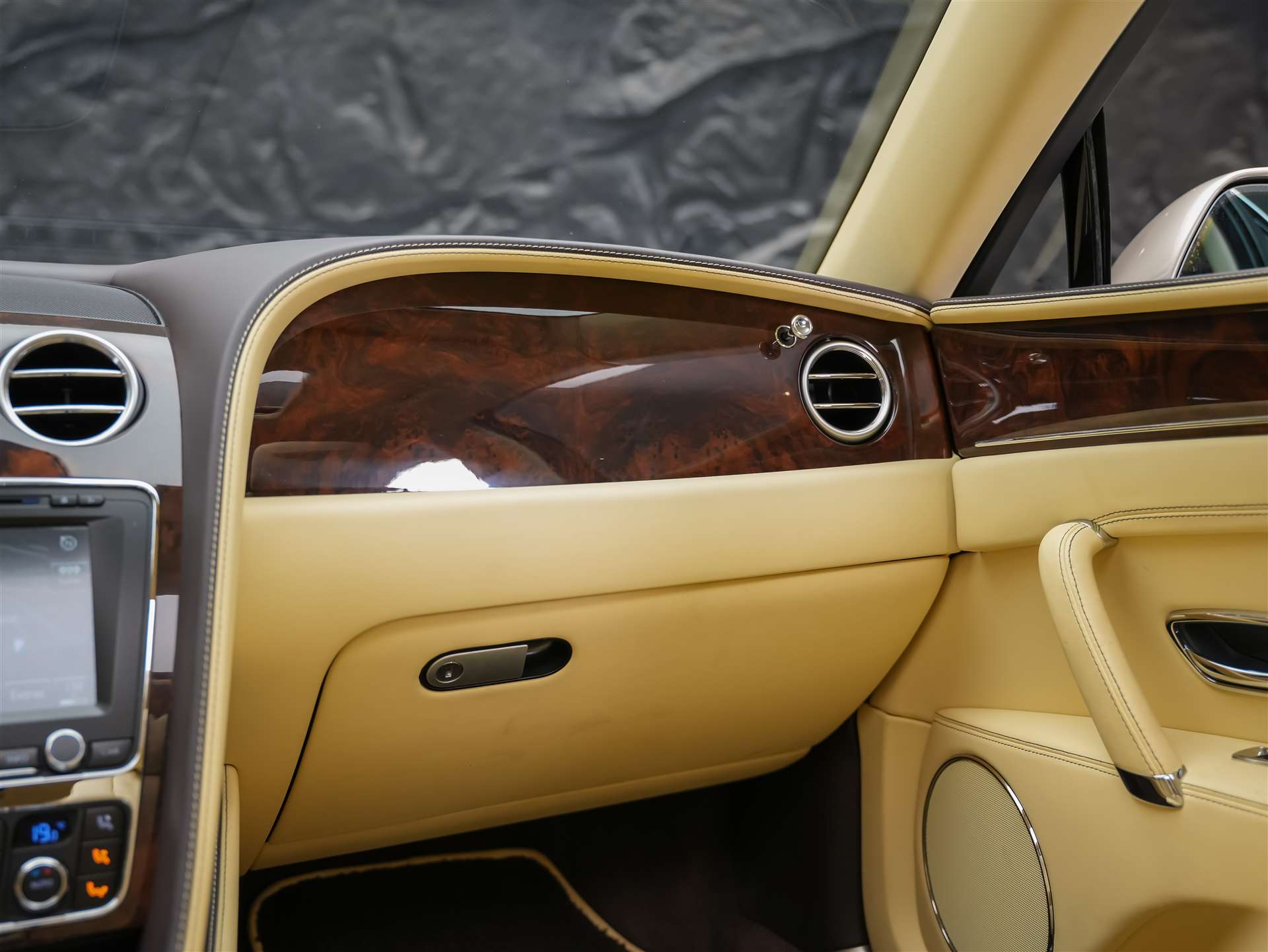 BENTLEY Flying Spur *Panorama*Massage*Sitzlüftung*-image-26