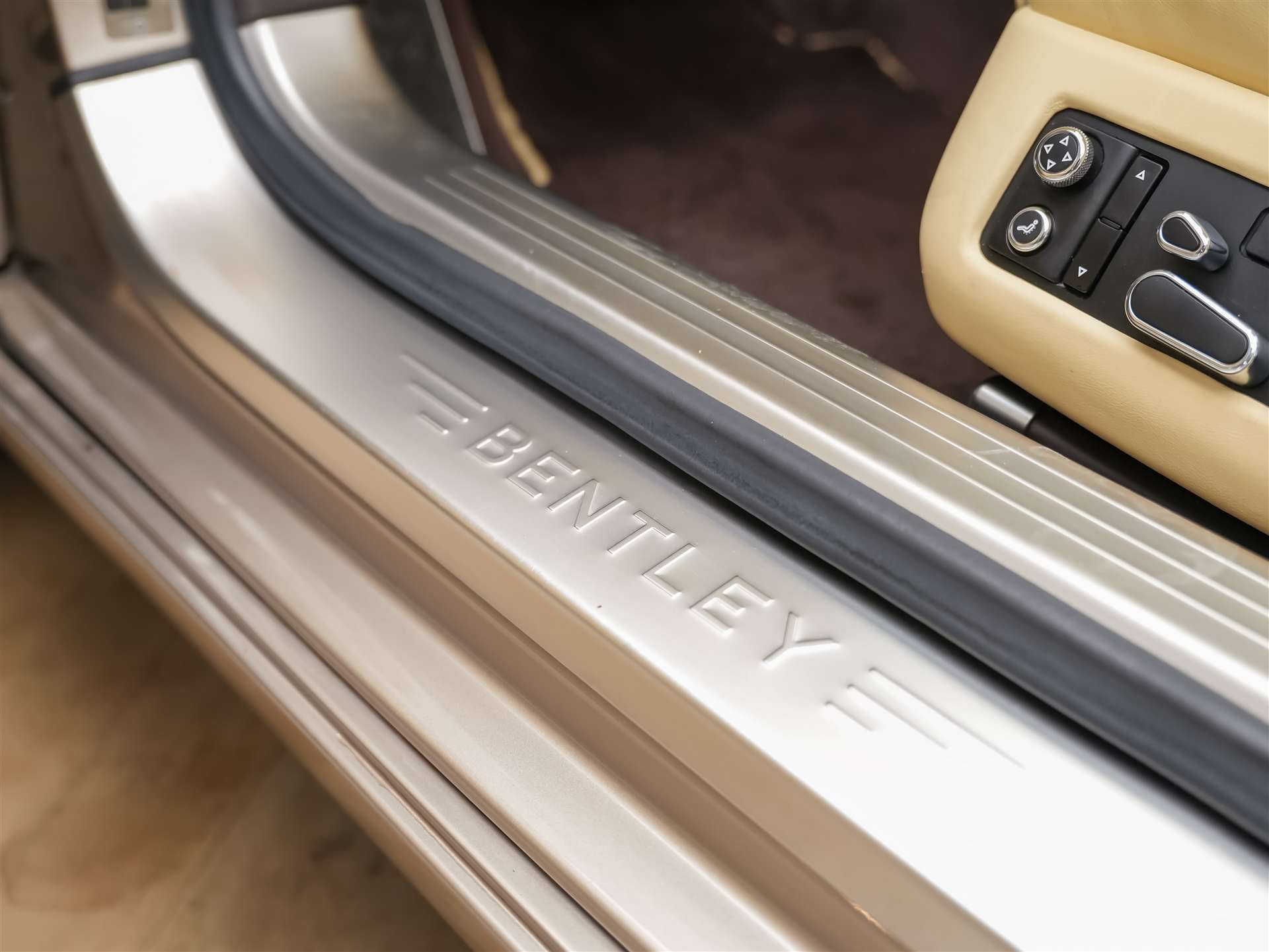 BENTLEY Flying Spur *Panorama*Massage*Sitzlüftung*-image-16