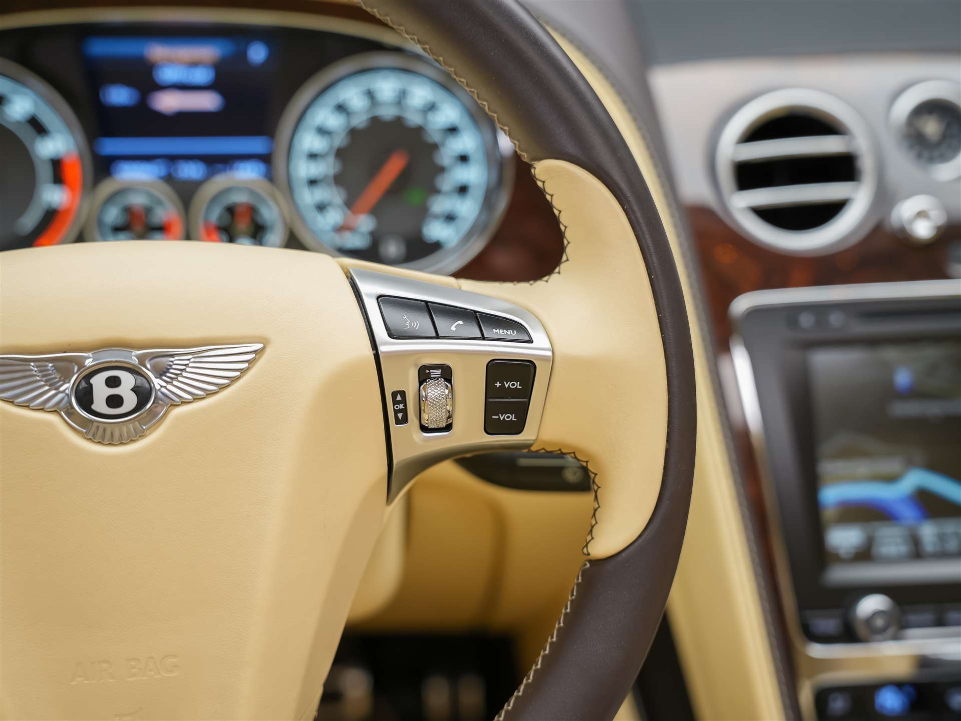 BENTLEY Flying Spur *Panorama*Massage*Sitzlüftung*-image-39