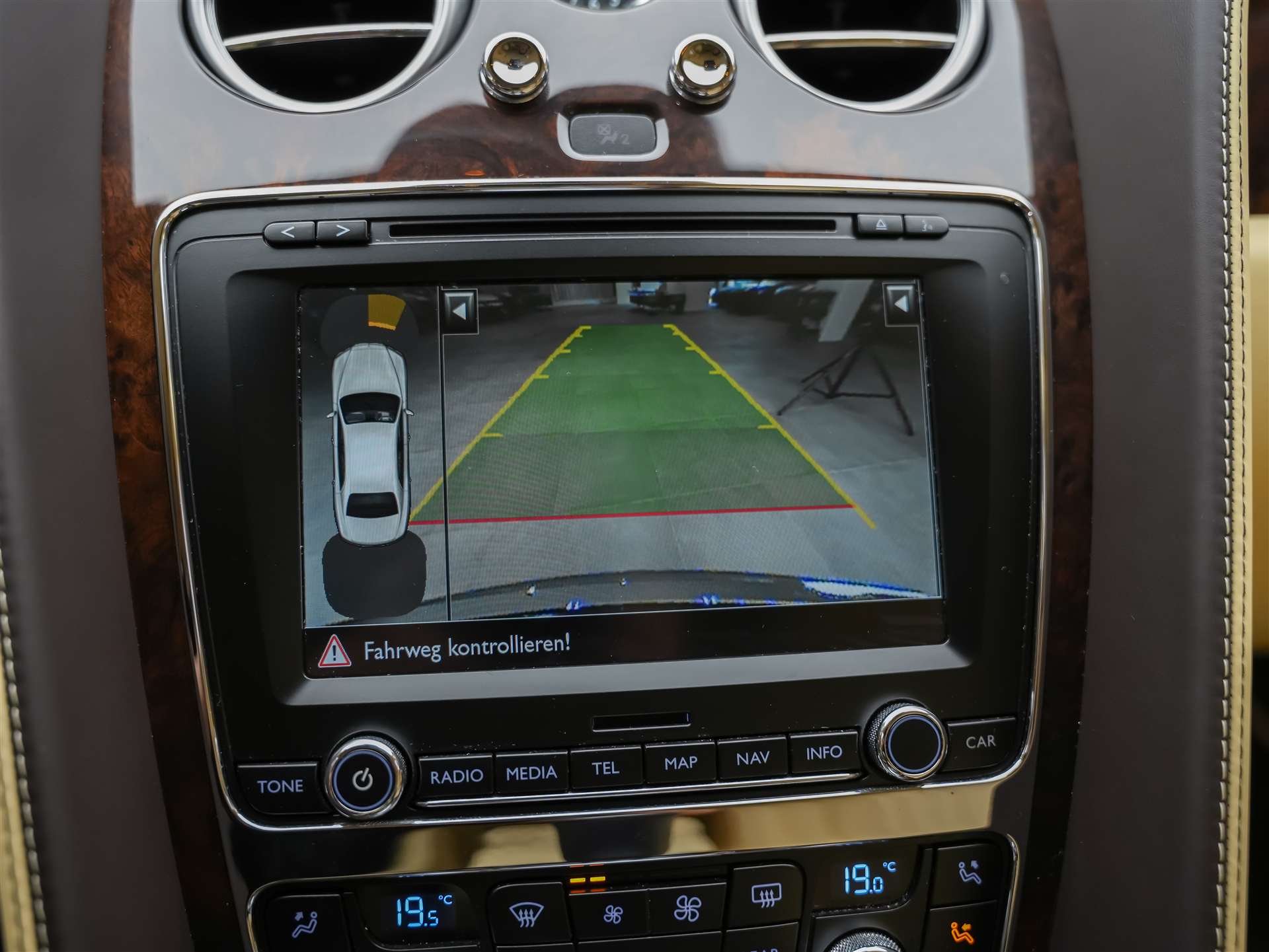BENTLEY Flying Spur *Panorama*Massage*Sitzlüftung*-image-43