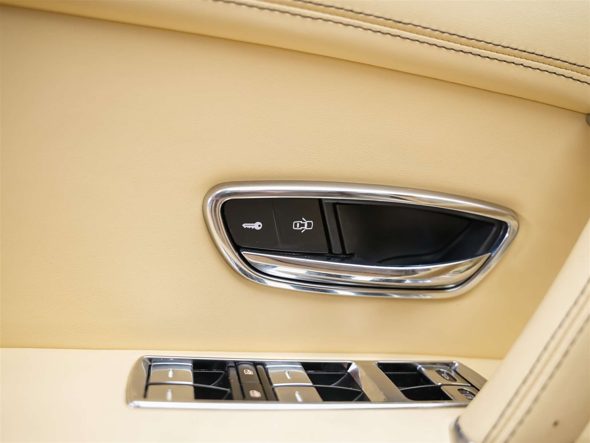 BENTLEY Flying Spur *Panorama*Massage*Sitzlüftung*-image-34