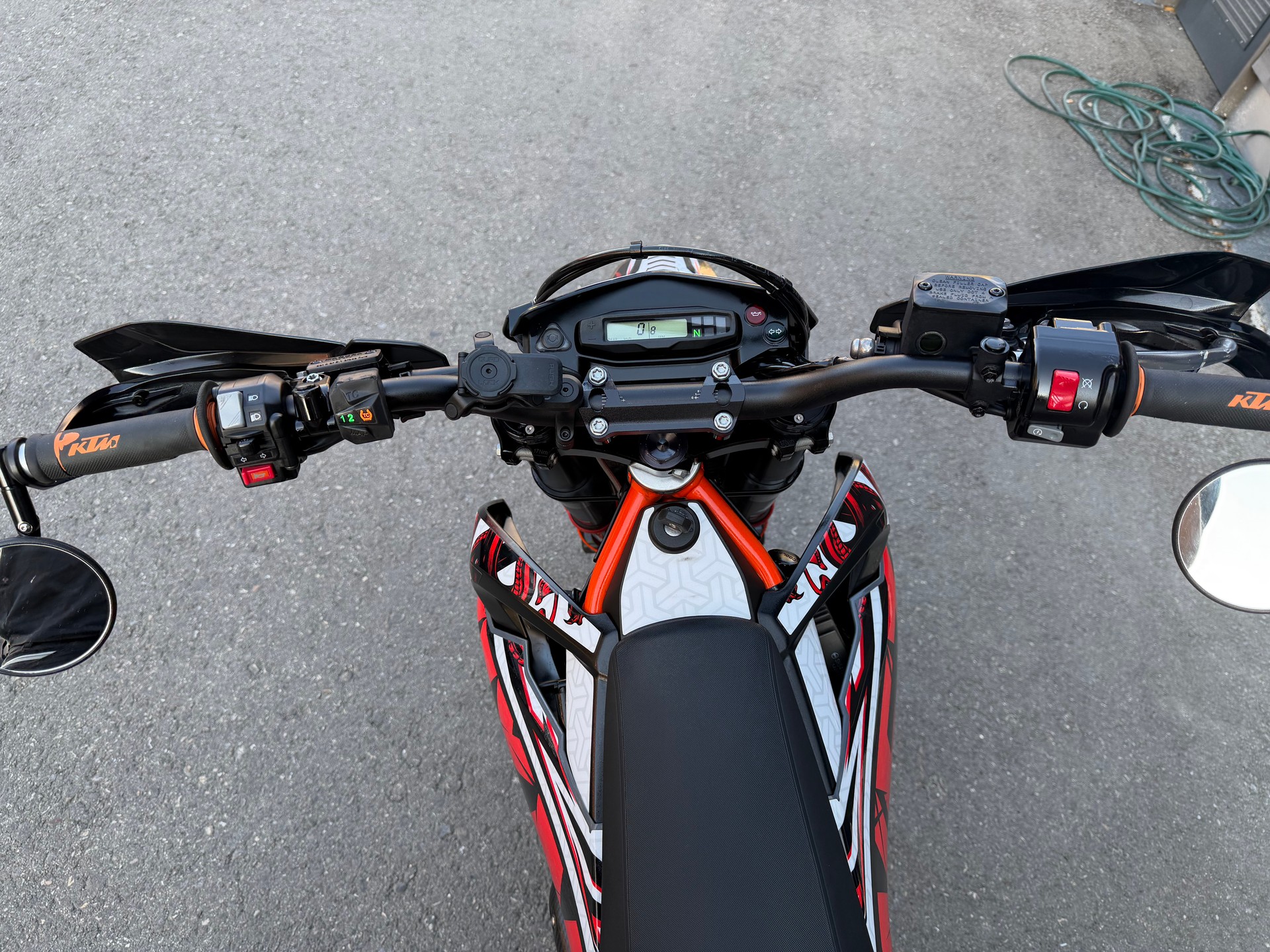 KTM 690 SMC R ABS (35 kW)-image-12