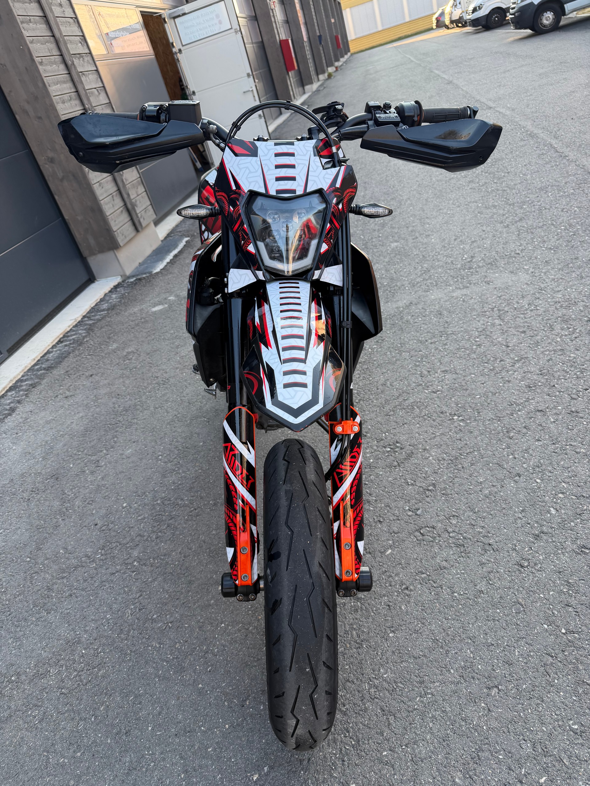 KTM 690 SMC R ABS (35 kW)-image-2